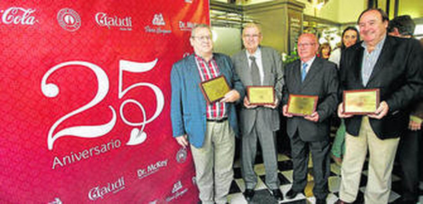 Pérez Hornero, segundo por la derecha, durante el acto del 25 aniversario de Gaudí.