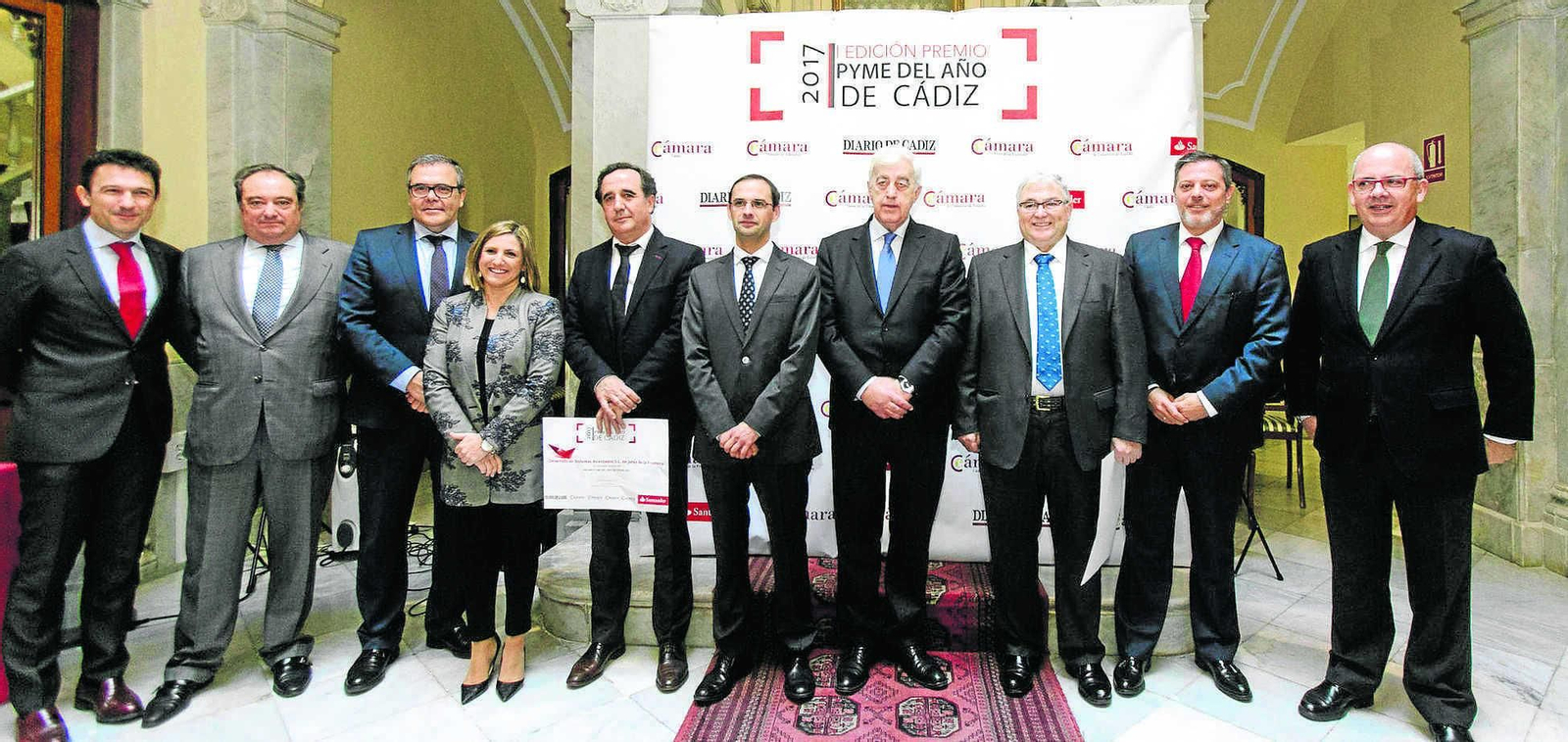 Los galardonados, ayer en la sede de la Cámara de Comercio de Cádiz con los representantes de los organizadores y colaboradores del Premio Pyme del Año y la presidenta de la Diputación.