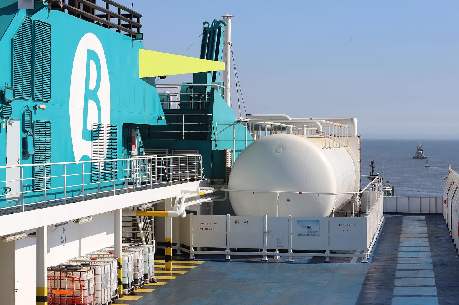 Imágenes de la llegada de un buque de Baleària al Puerto de Huelva