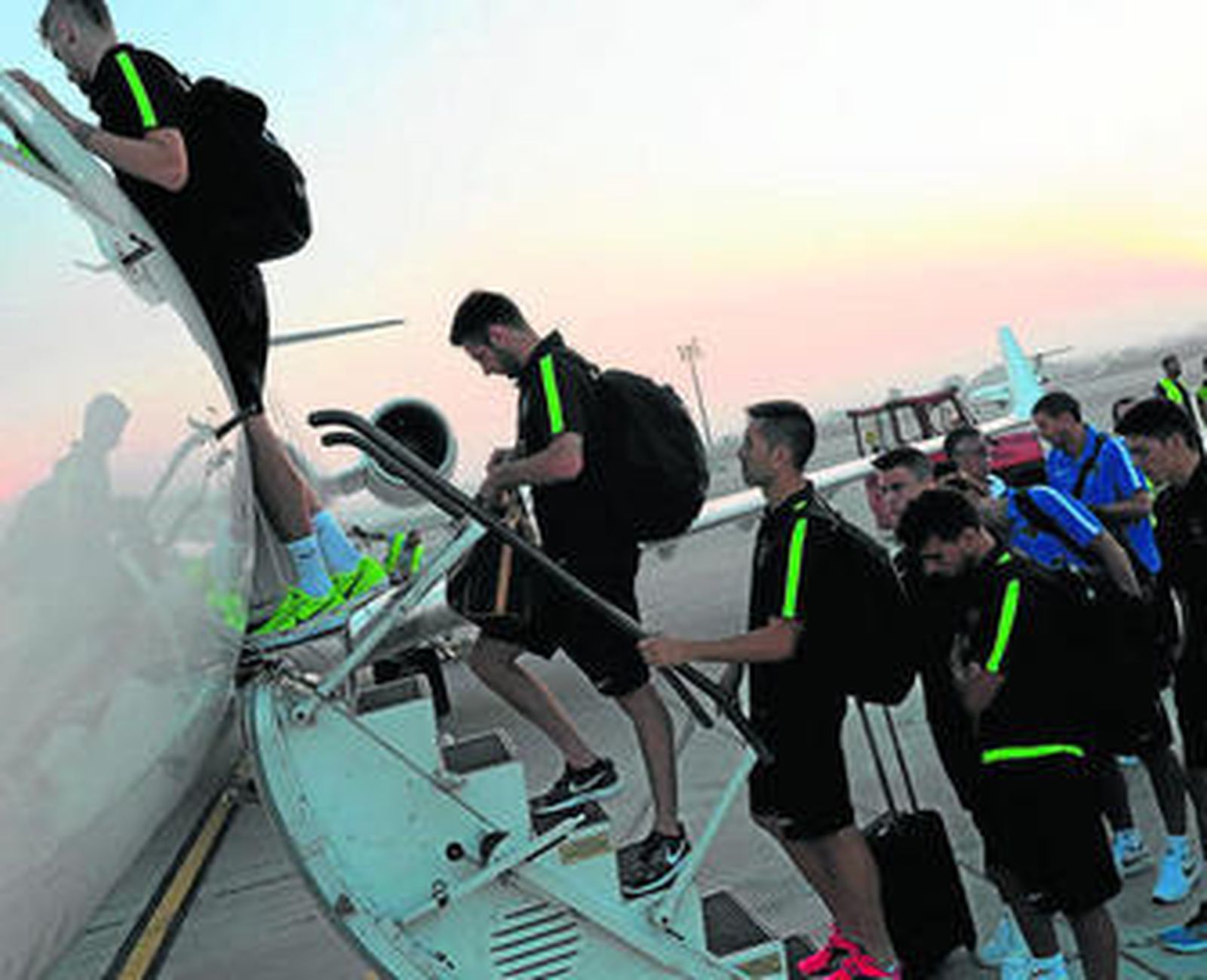 Los jugadores del Málaga suben al avión que les llevó hasta Colombia.