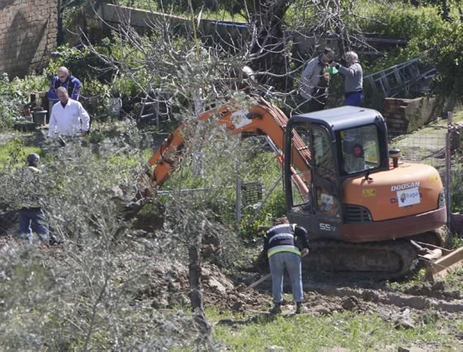 Dos excavadoras realizaron trabajos de búsqueda en Camas, donde han estado presentes el padre, el tío y el abuelo de Marta.

Foto: José Ángel García