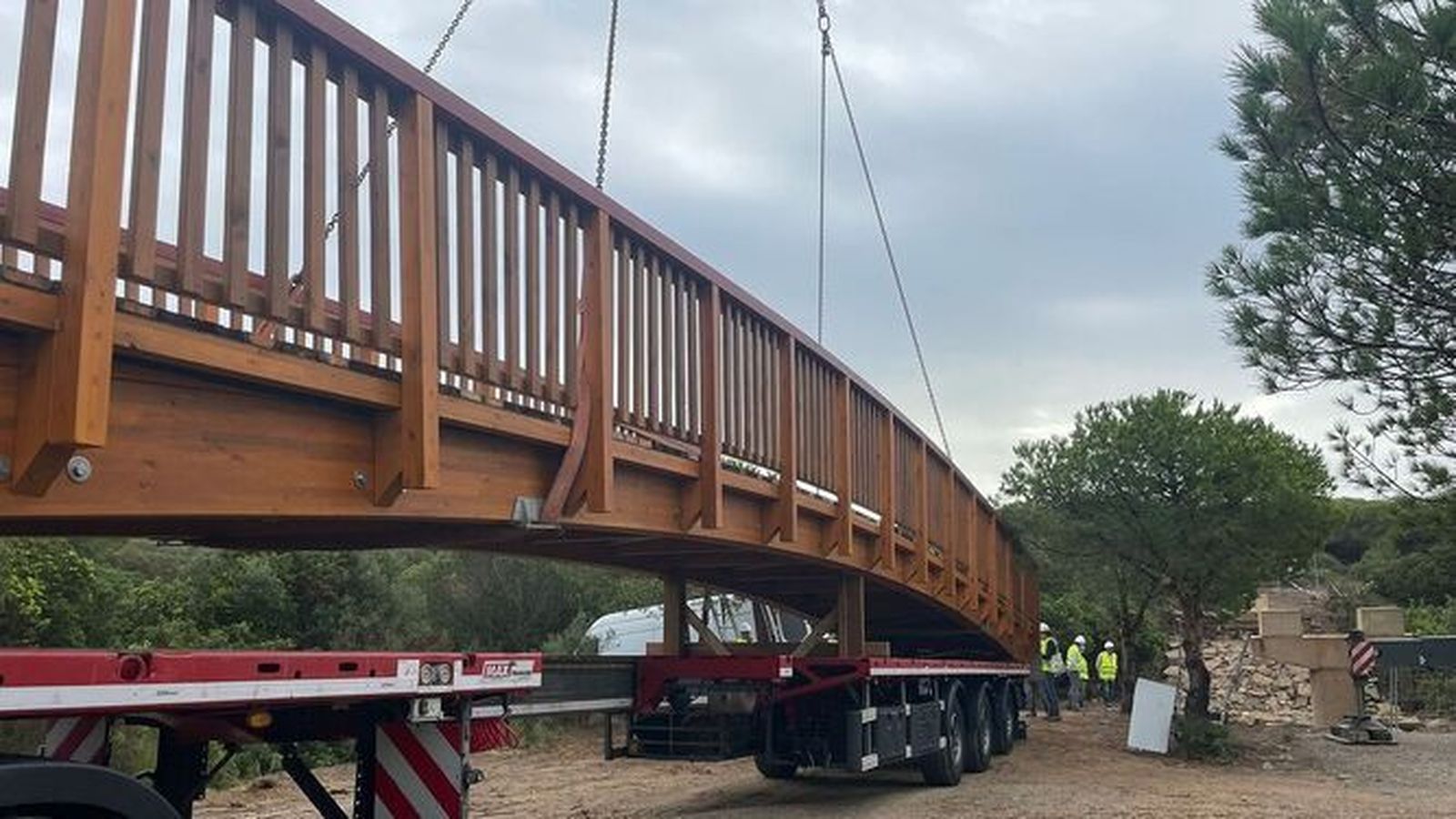 Momentos de la instalación de la pasarela sobre el arroyo del Conejo.