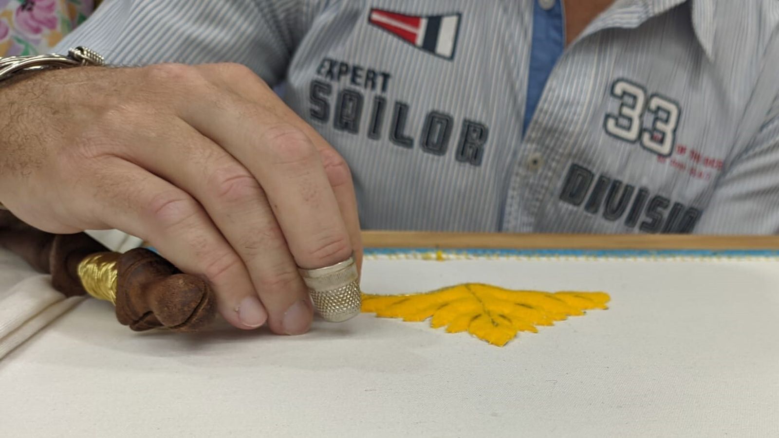 Primeras puntadas del futuro paso de palio bordado