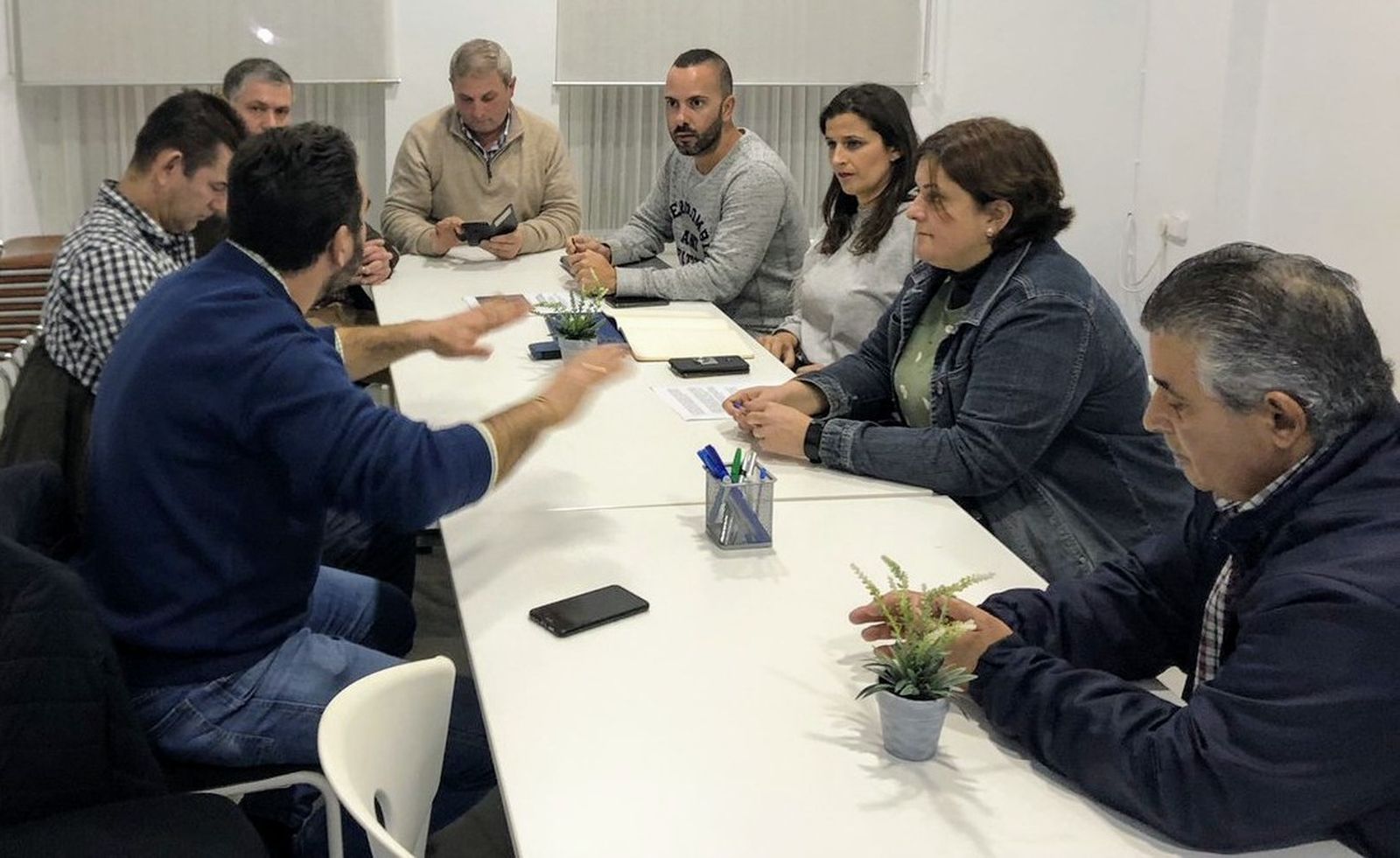 La candidata del PP a la Alcaldía, reunida con comerciantes de la Plaza de Abastos.