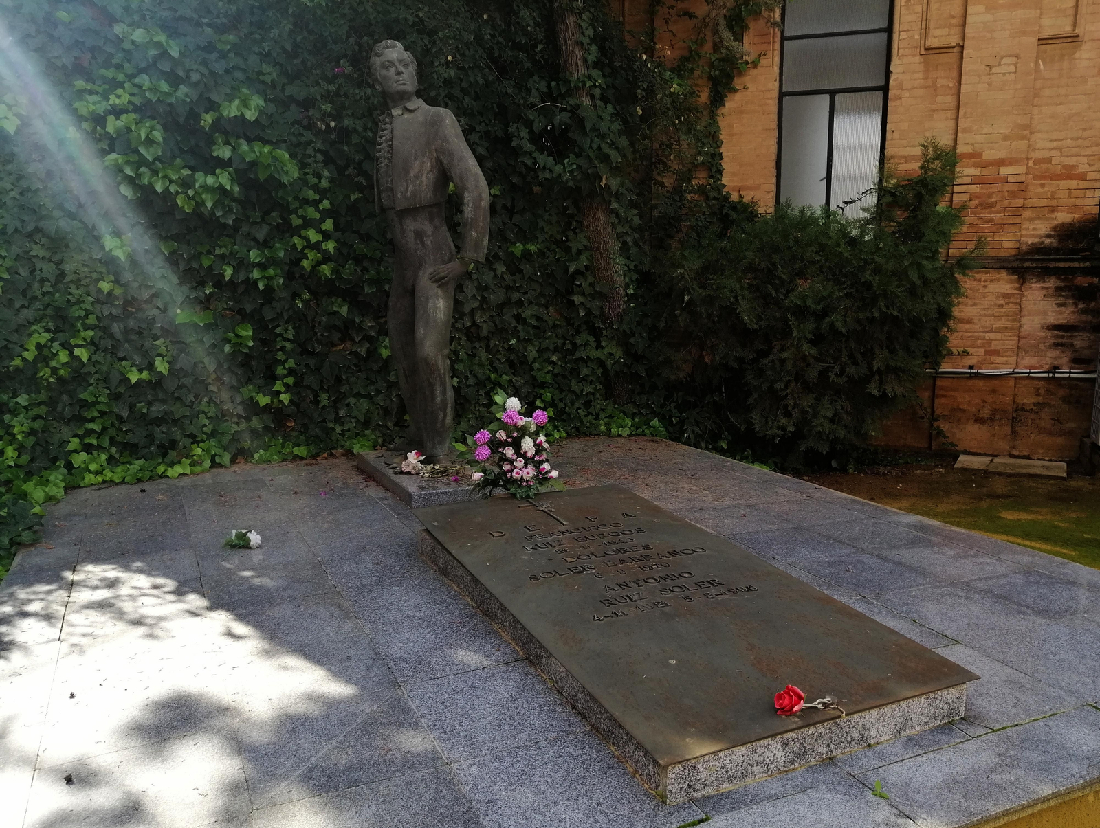 Panteones y tumbas de personajes conocidos