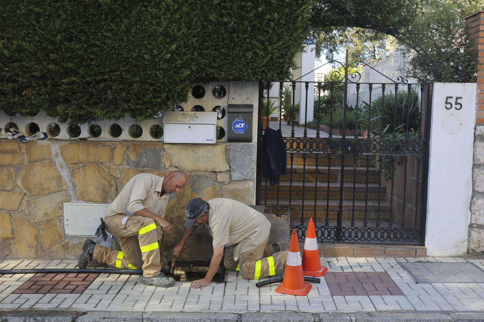 Dos operarios ayer en los trabajos de limpieza de la red.