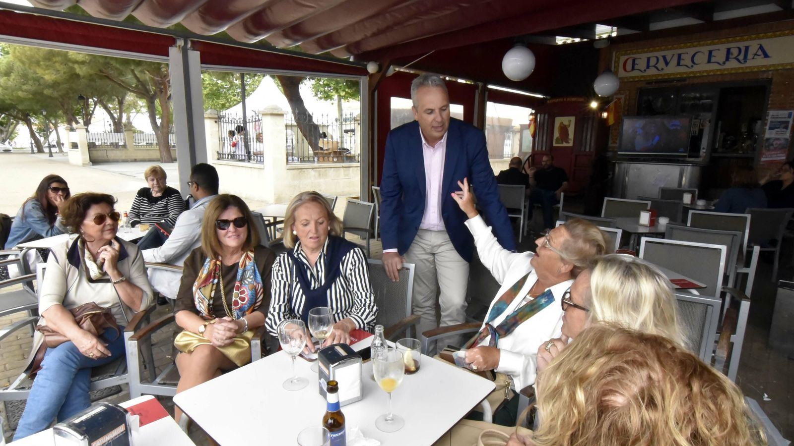 Ruiz Boix conversa con un grupo de vecinas sentadas en una terraza. Ruiz Boix conversa con un grupo de vecinas sentadas en una terraza.