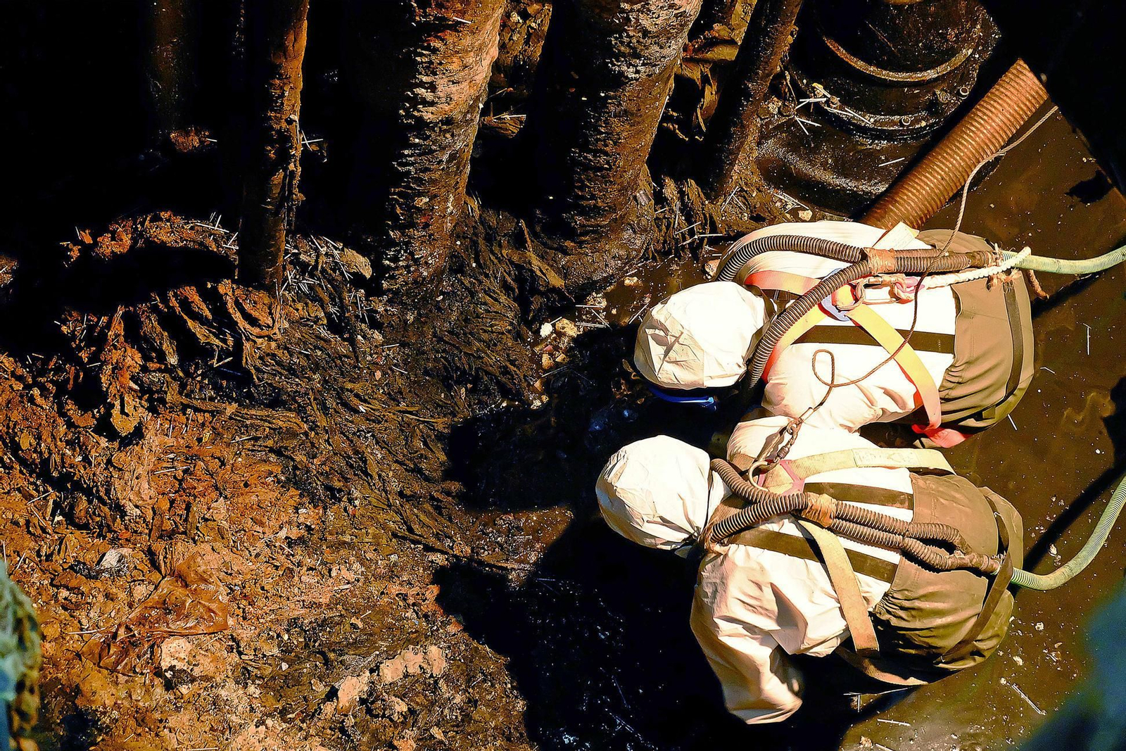 Trabajos que realizaba ayer el Grupo Energético en la EBAR del Río San Pedro para eliminar los restos de las toallitas