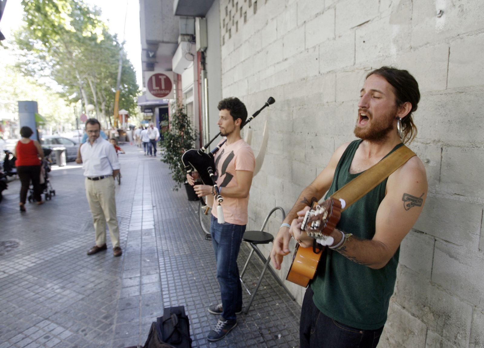 Músicos actúan en una calle de Córdoba.