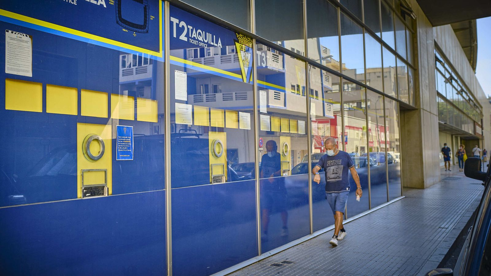 Un hombre pasea delante de las taquillas del estadio Carranza.