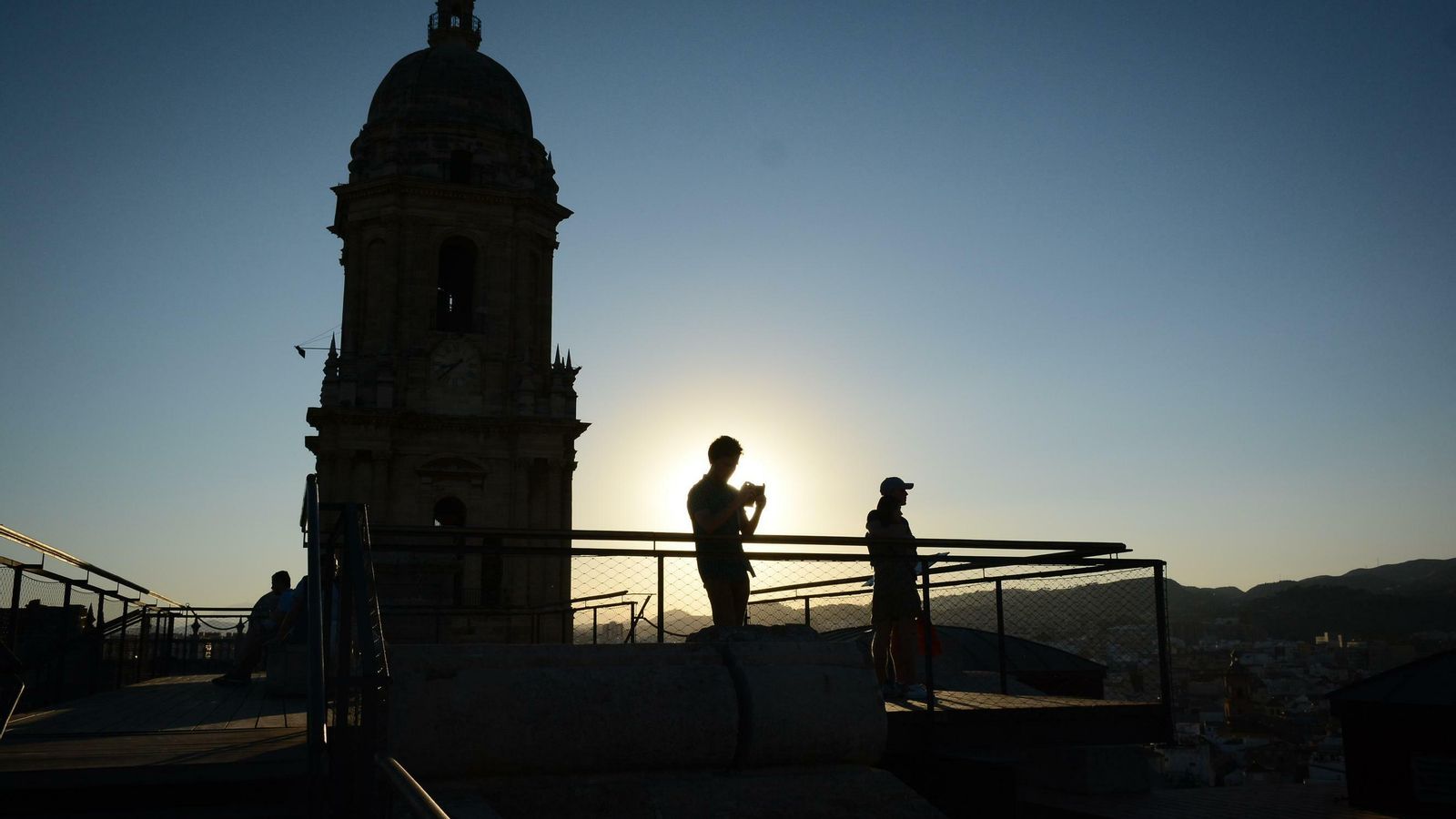 Turistas contemplan la ciudad desde las cubiertas de la Catedral.