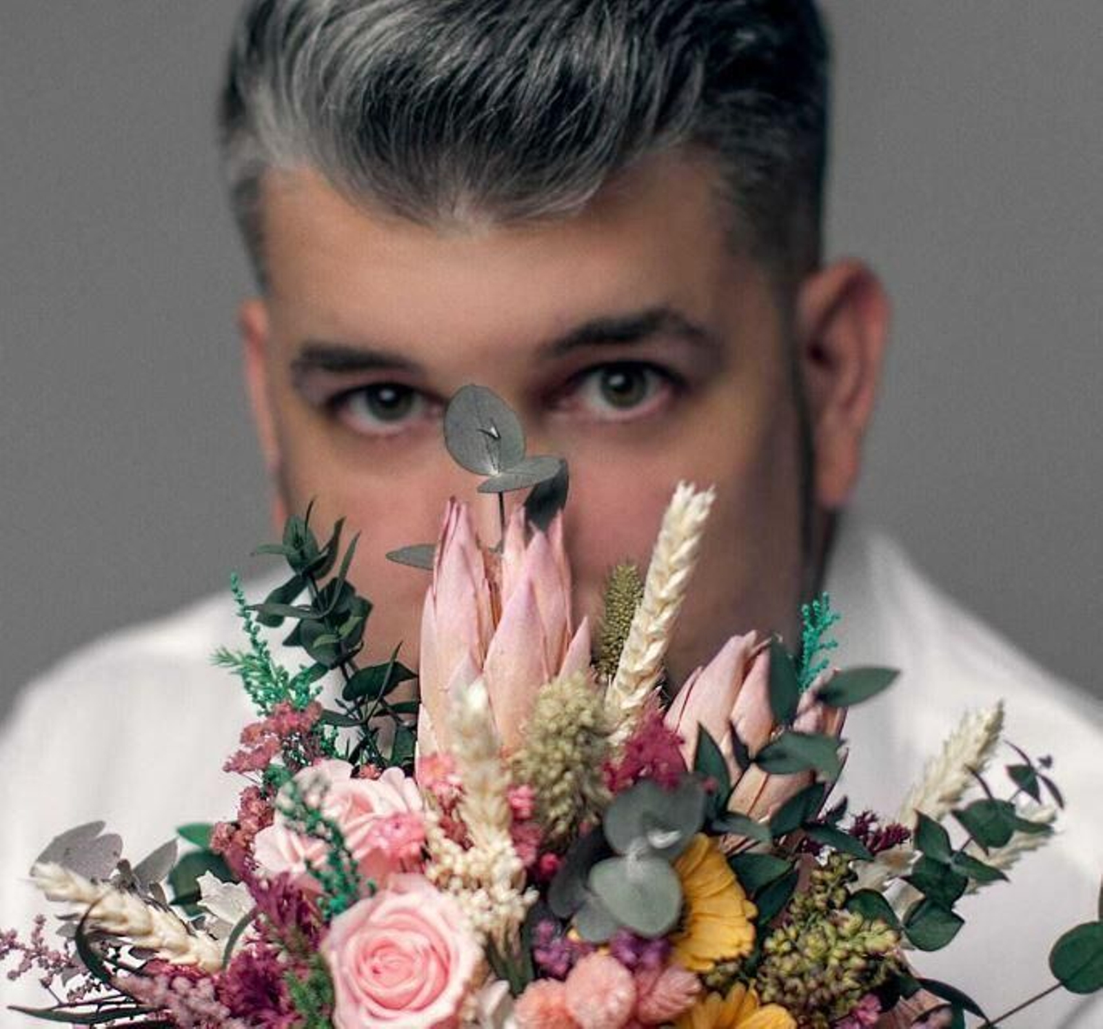 José Miguel Serrano, con una de sus creaciones.