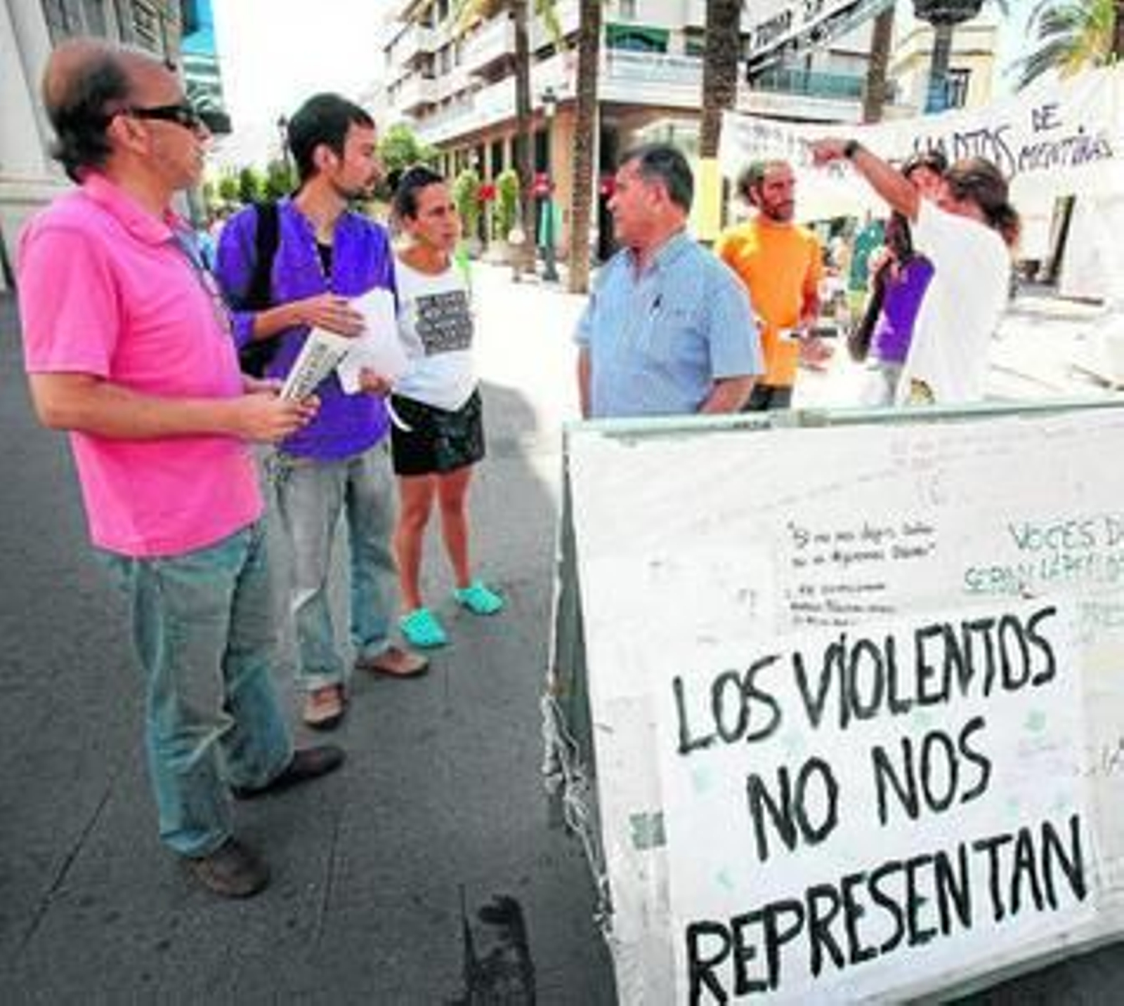 Integrantes del Movimiento 15-M, ayer en la plaza del Arenal, junto a una de las mesas informativas.