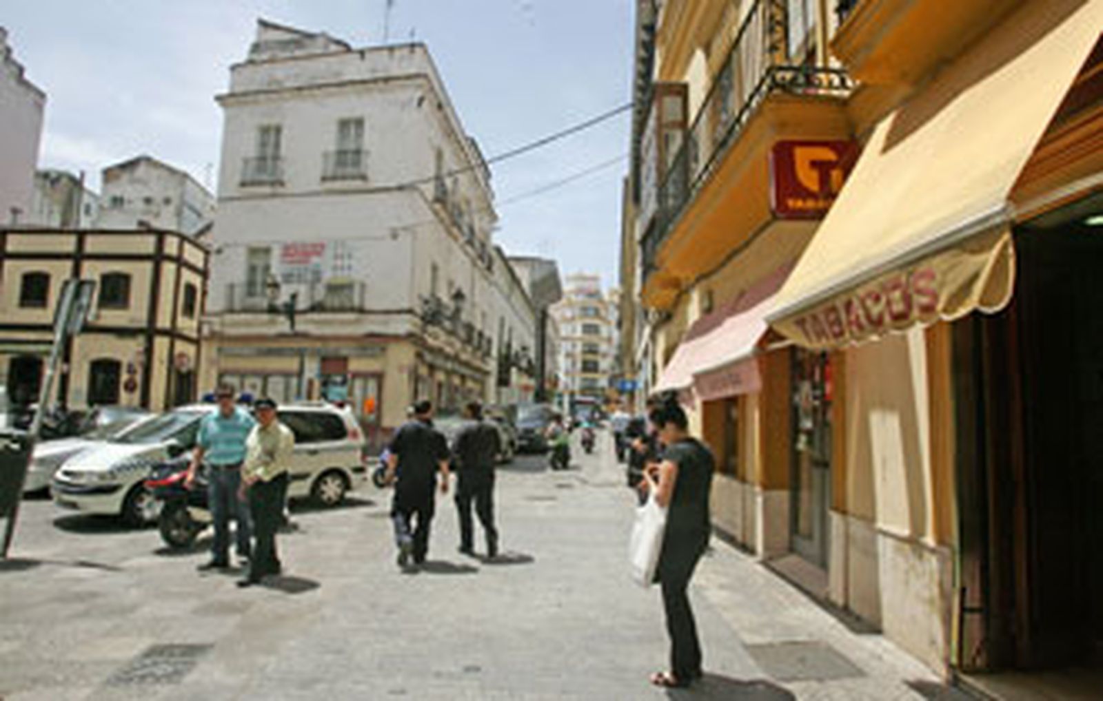 Sustraen más de 2.000 euros de un estanco tras despistar a su dueña