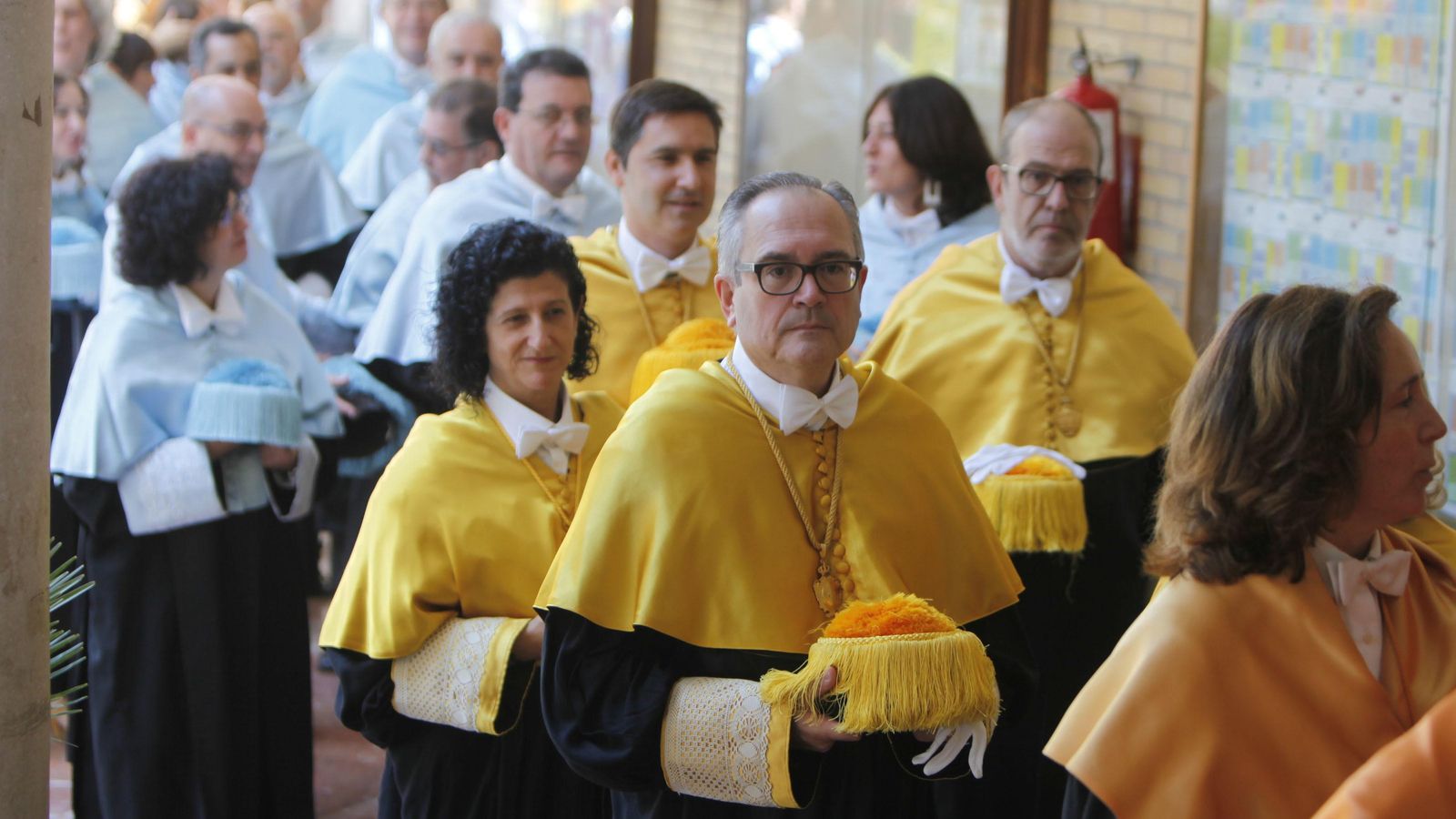 Los doctores, con sus togas, antes de entrar en comitiva a la Iglesia de la Asunción.