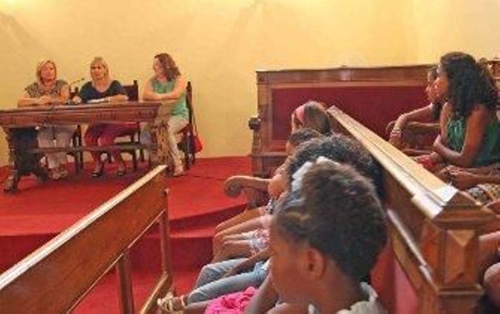 Los niños saharauis de 'Vacaciones en Paz' visitan el Cabildo Antiguo