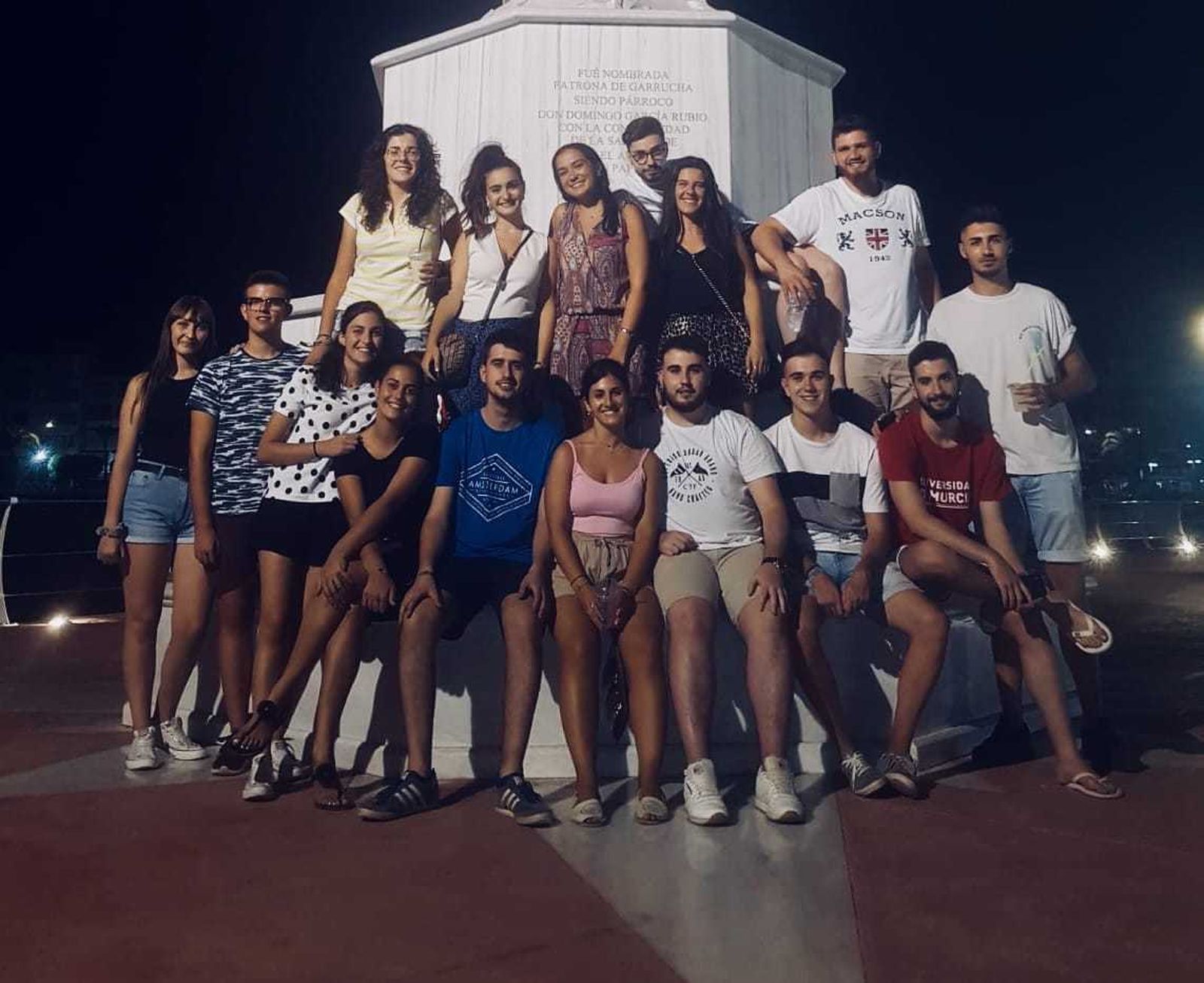 Grupo de jóvenes actores que representarán la obra 'Hair Spray'.