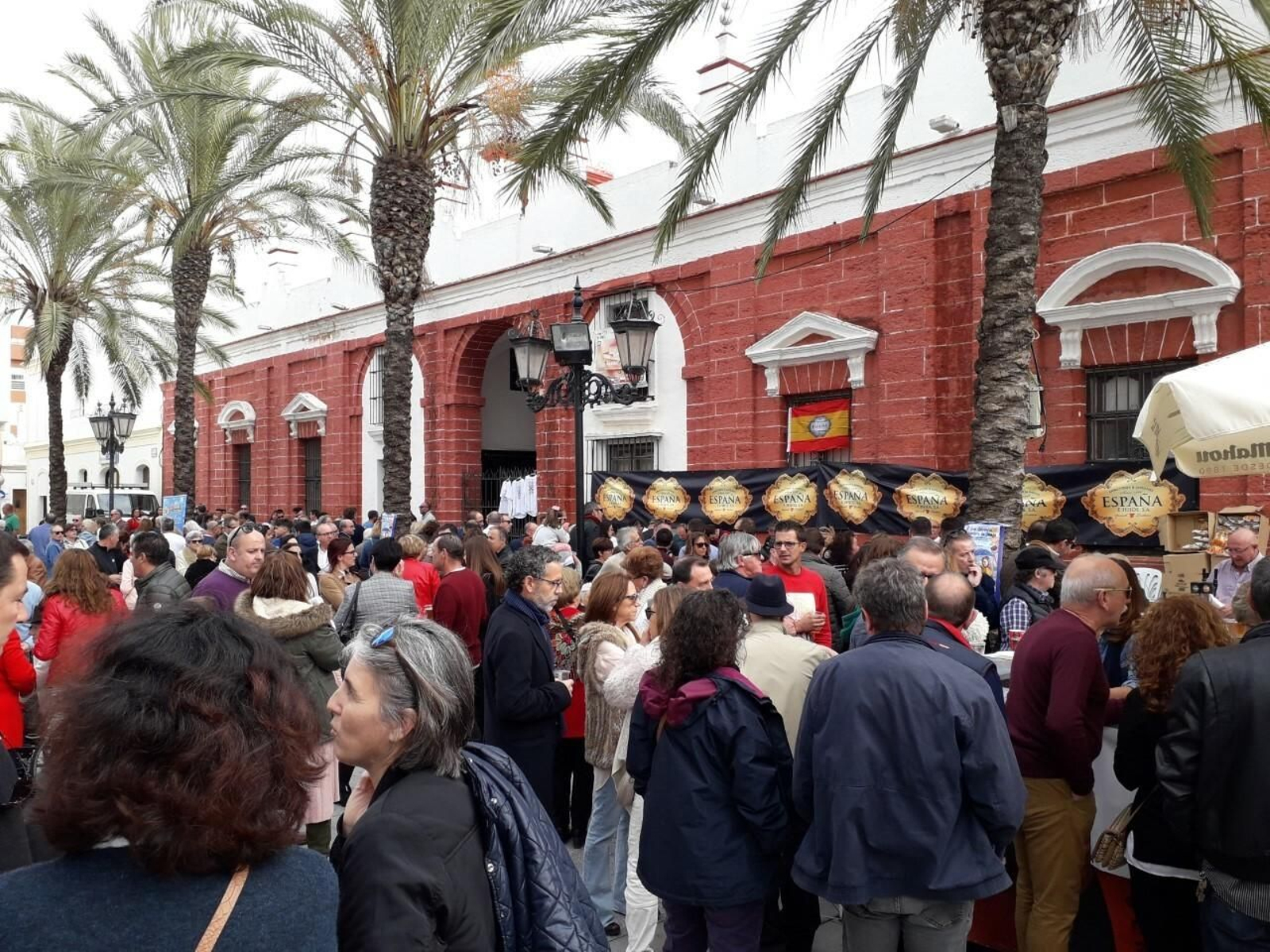 Aspecto que presentaba pasado el mediodía la plaza del San José durante la Jornada Solidaria de Jamón. Aspecto que presentaba pasado el mediodía la plaza del San José durante la Jornada Solidaria de Jamón.