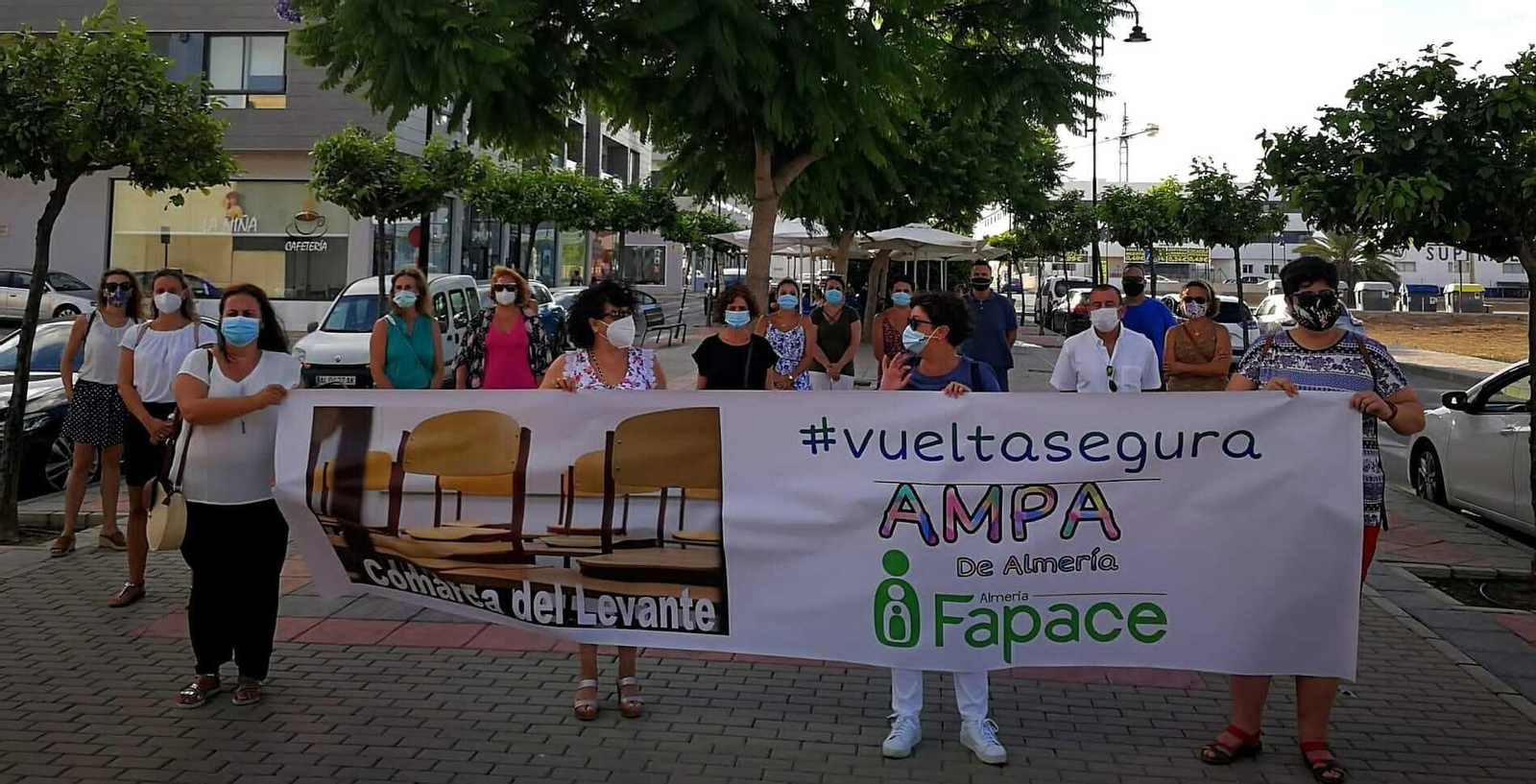 Concentración de padres y madres de alumnos en Vera para pedir una vuelta segura al colegio.