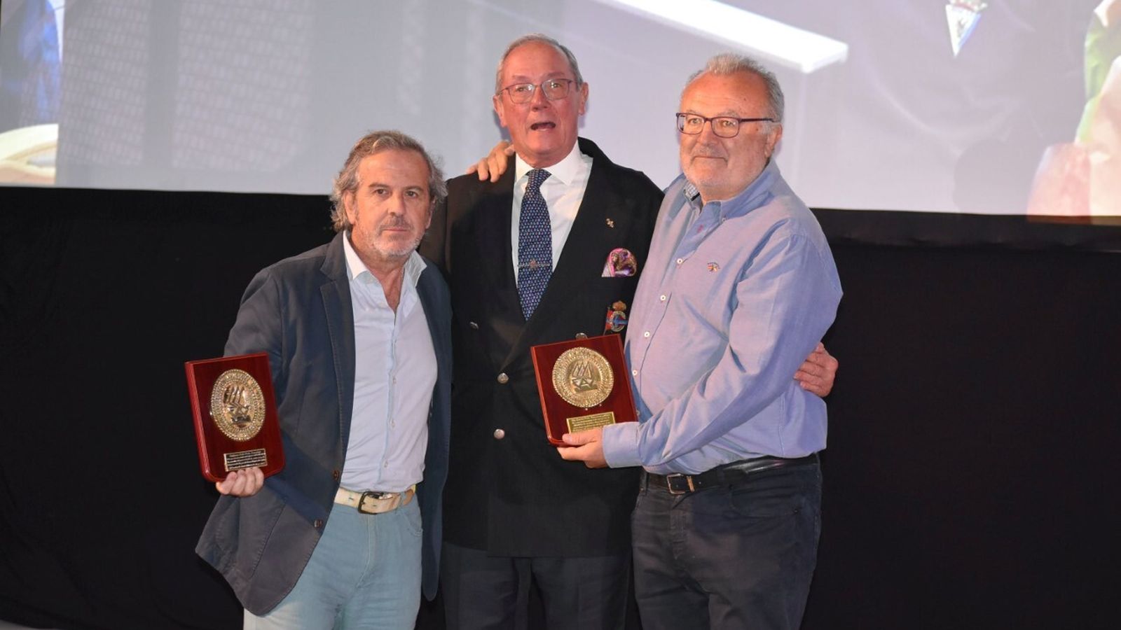 Los galardonados Fito Carreto y Willy Doña posan con José María Escribano.