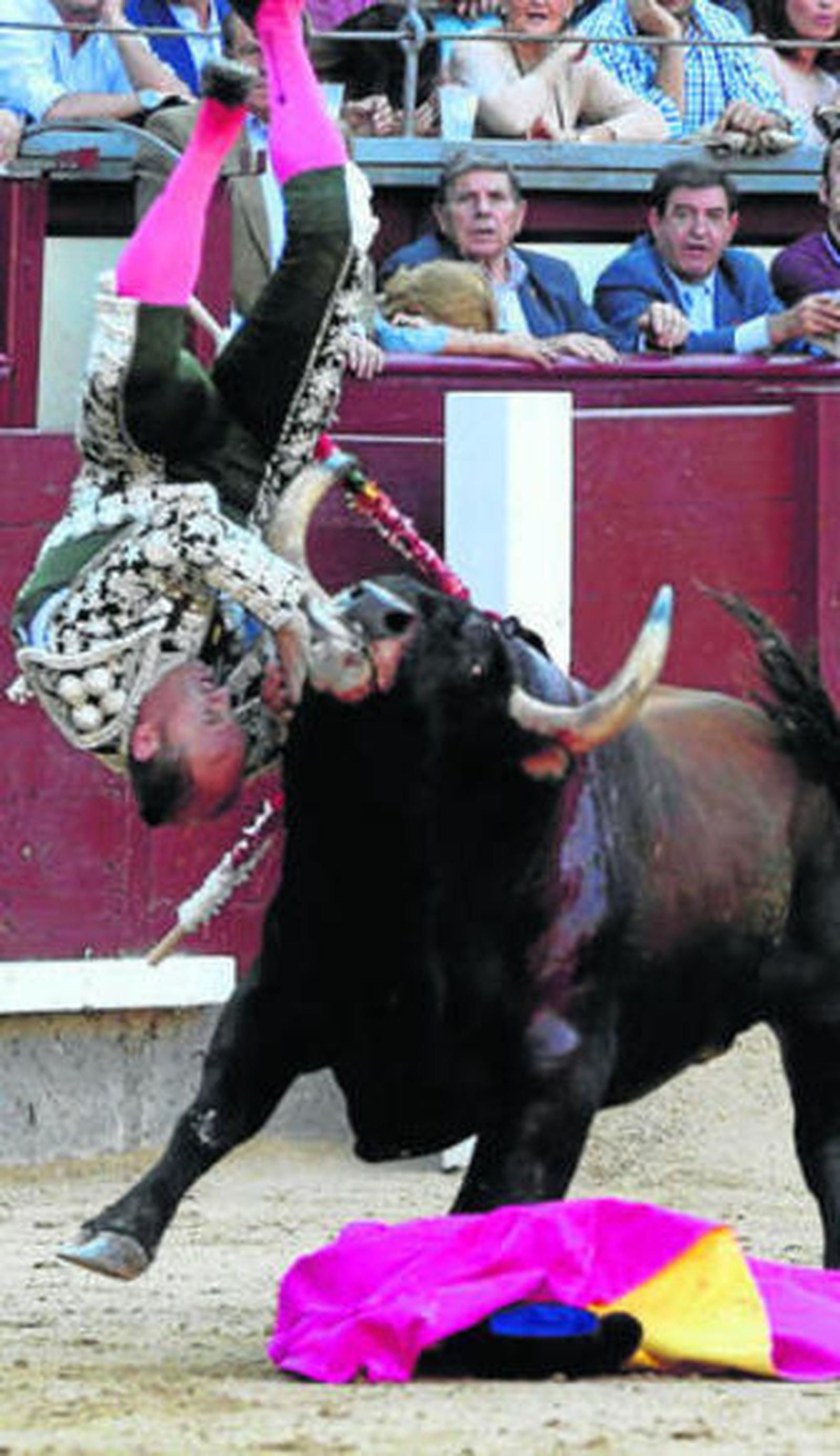 Domingo Valencia fue herido grave en el muslo derecho por el cuarto toro.