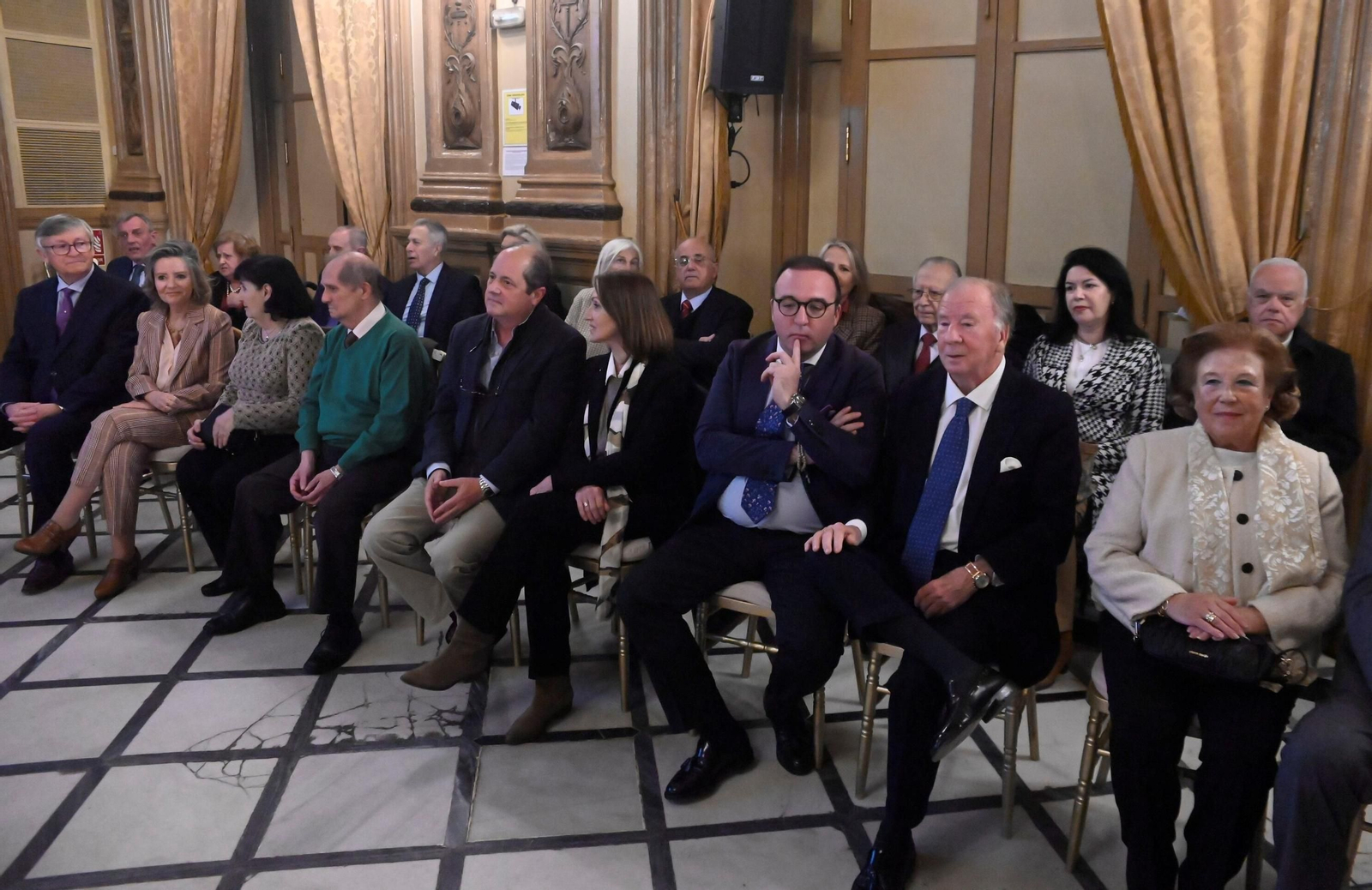 Ls imágenes de la entrega de insignias y la Medalla de Oro del Real Círculo de la Amistad de Córdoba