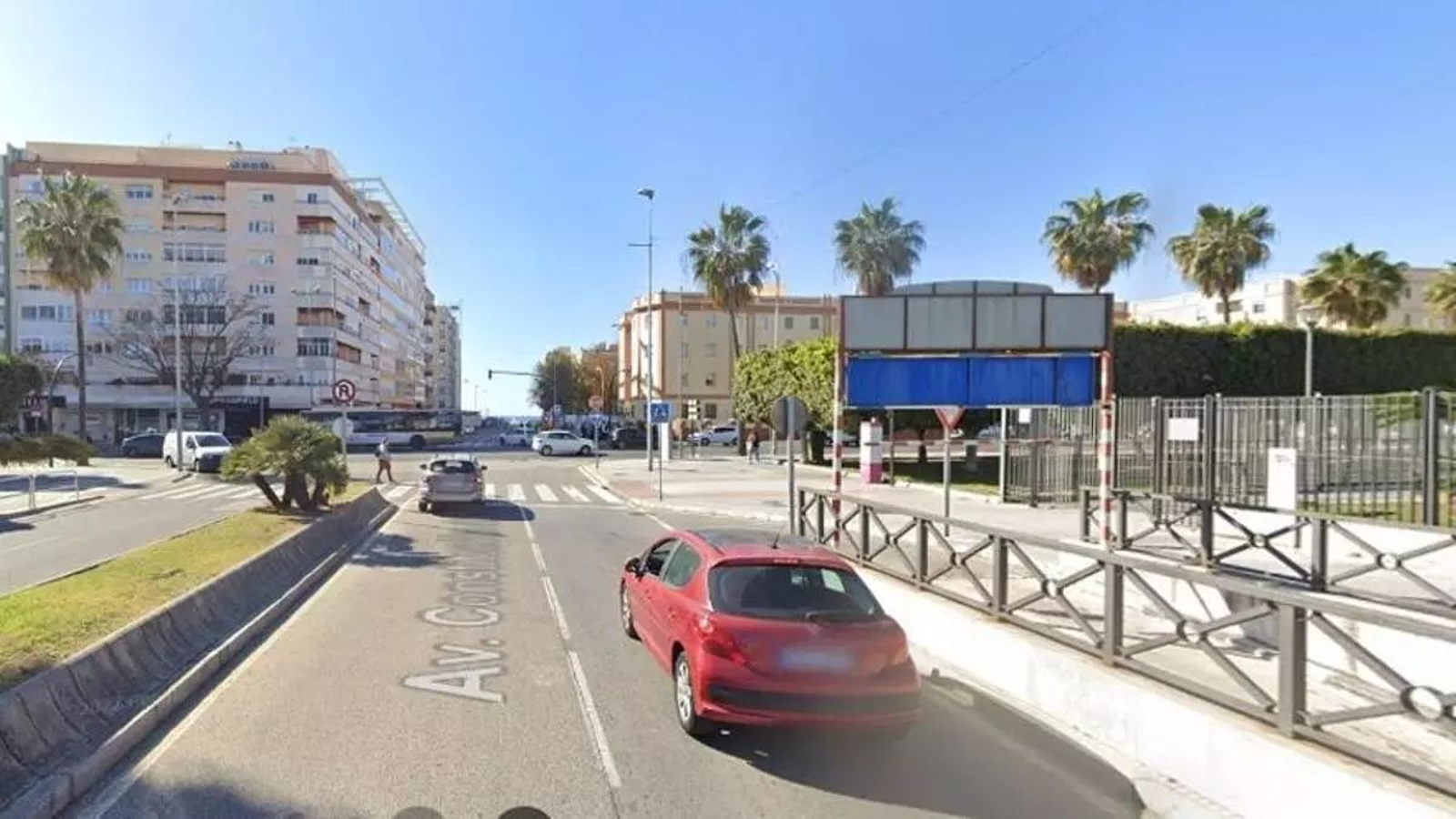 En ese cruce de la Transversal con la Avenida de Andalucía se instalará el semáforo que permitirá girar a la izquierda, hacia Cádiz Sur.