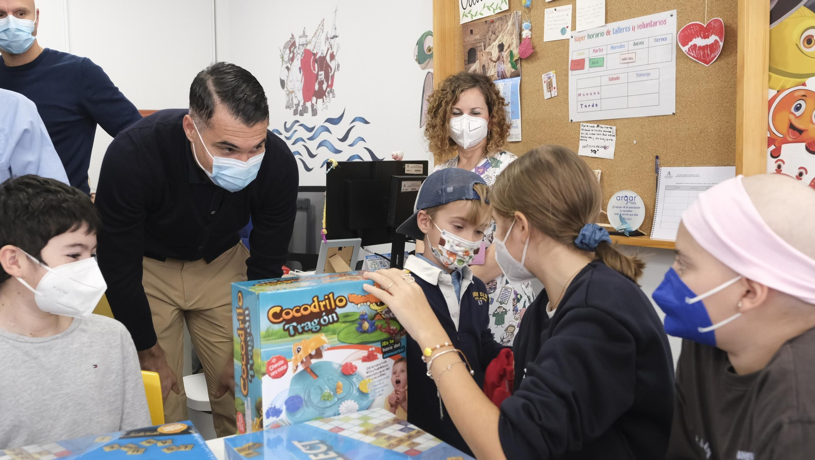 Las imágenes de la visita de los jugadores del Almería a los niños de Torrecárdenas