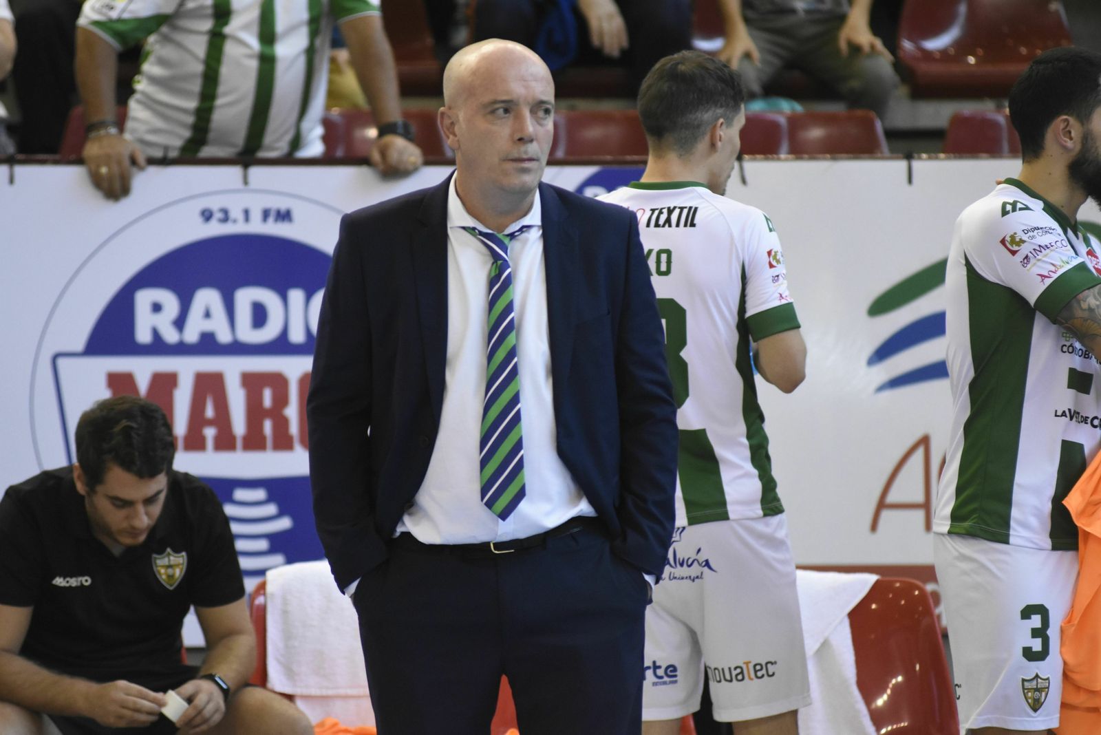 El técnico del Córdoba Patrimonio de la Humanidad, en un partido en Vista Alegre.