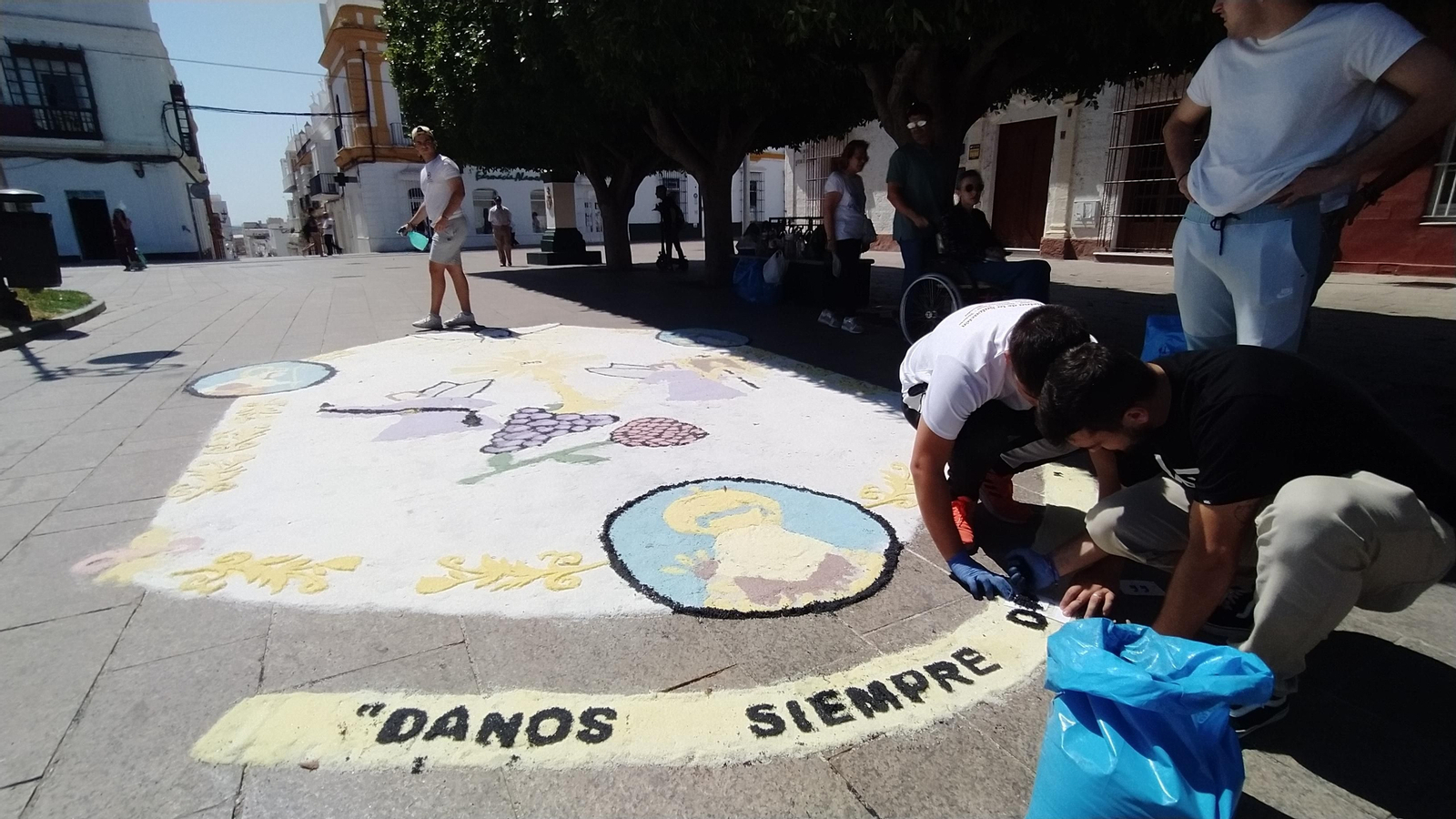 Altares y alfombras para el Corpus Christi en San Fernando