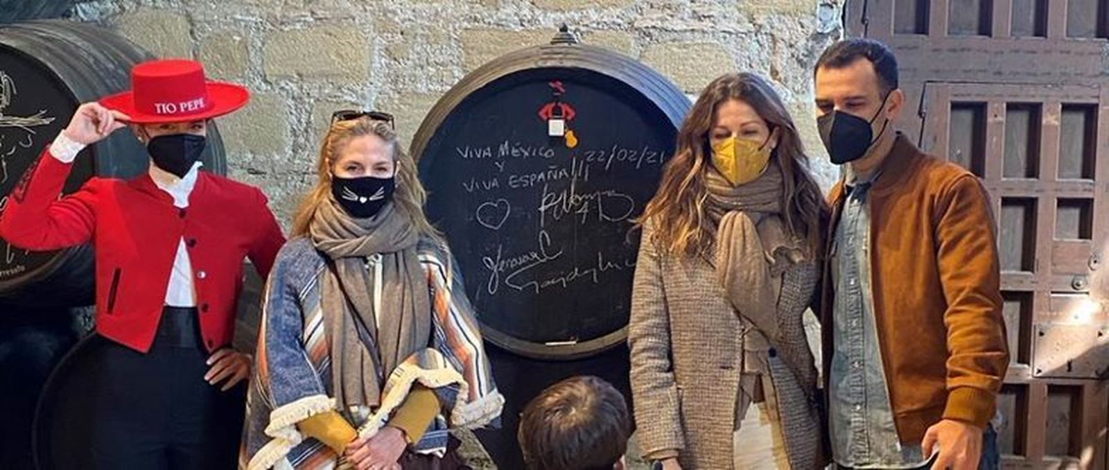 Jaydy Michel y su pareja Rafael Márquez, junto a su amiga Genoveva Casanova, en González Byass.