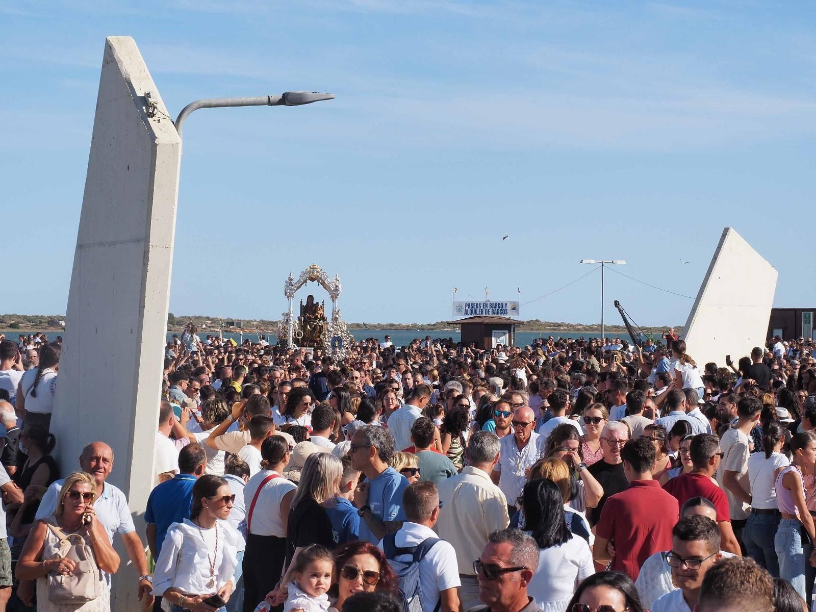 Imágenes del desembarco de la Virgen de la Bella en el Terrón de Lepe