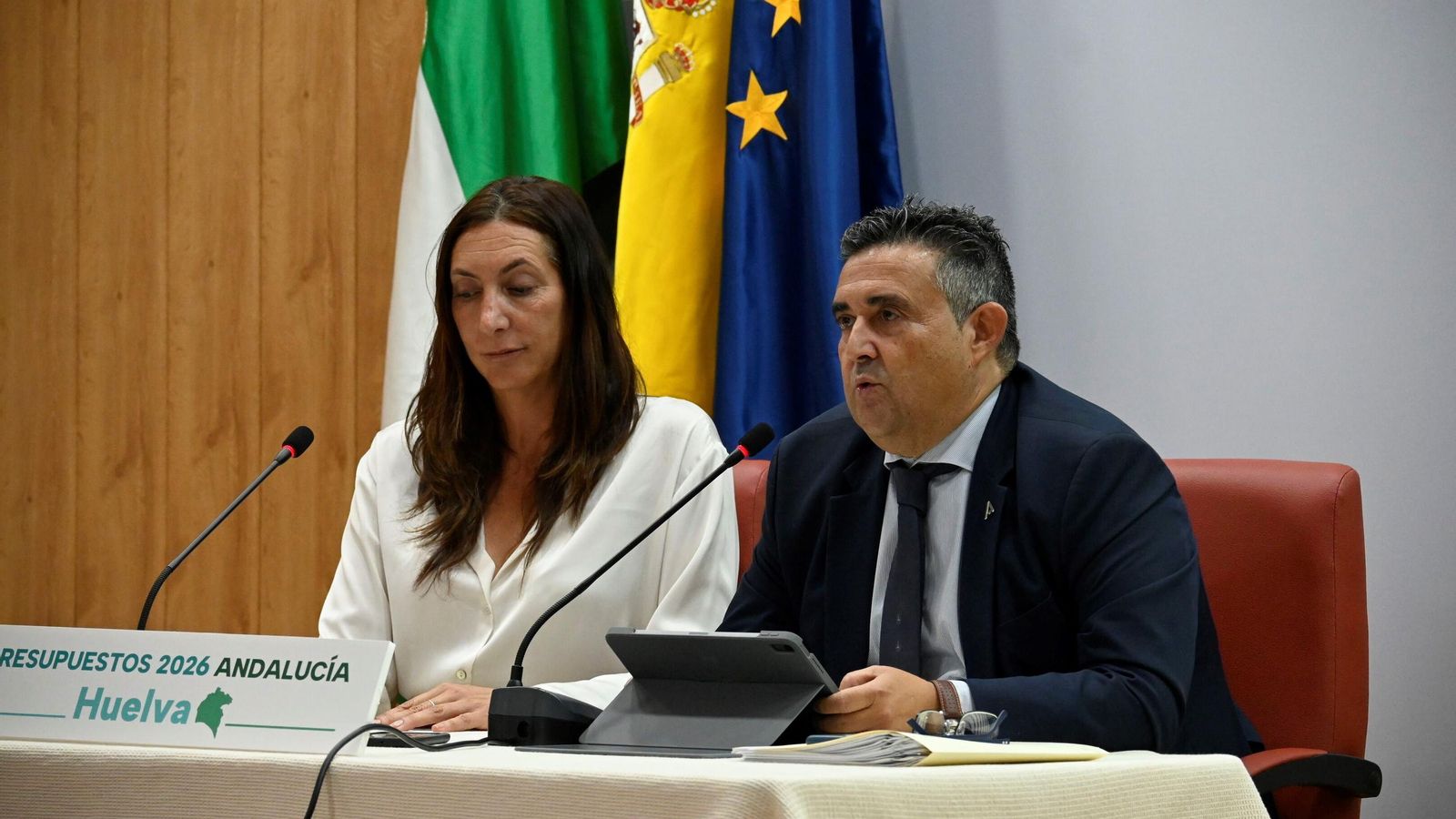 La consejera de Inclusión Social, Juventud, Familias e Igualdad, Loles López junto al delegado del Gobierno andaluz en Huelva, José Manuel Correa.