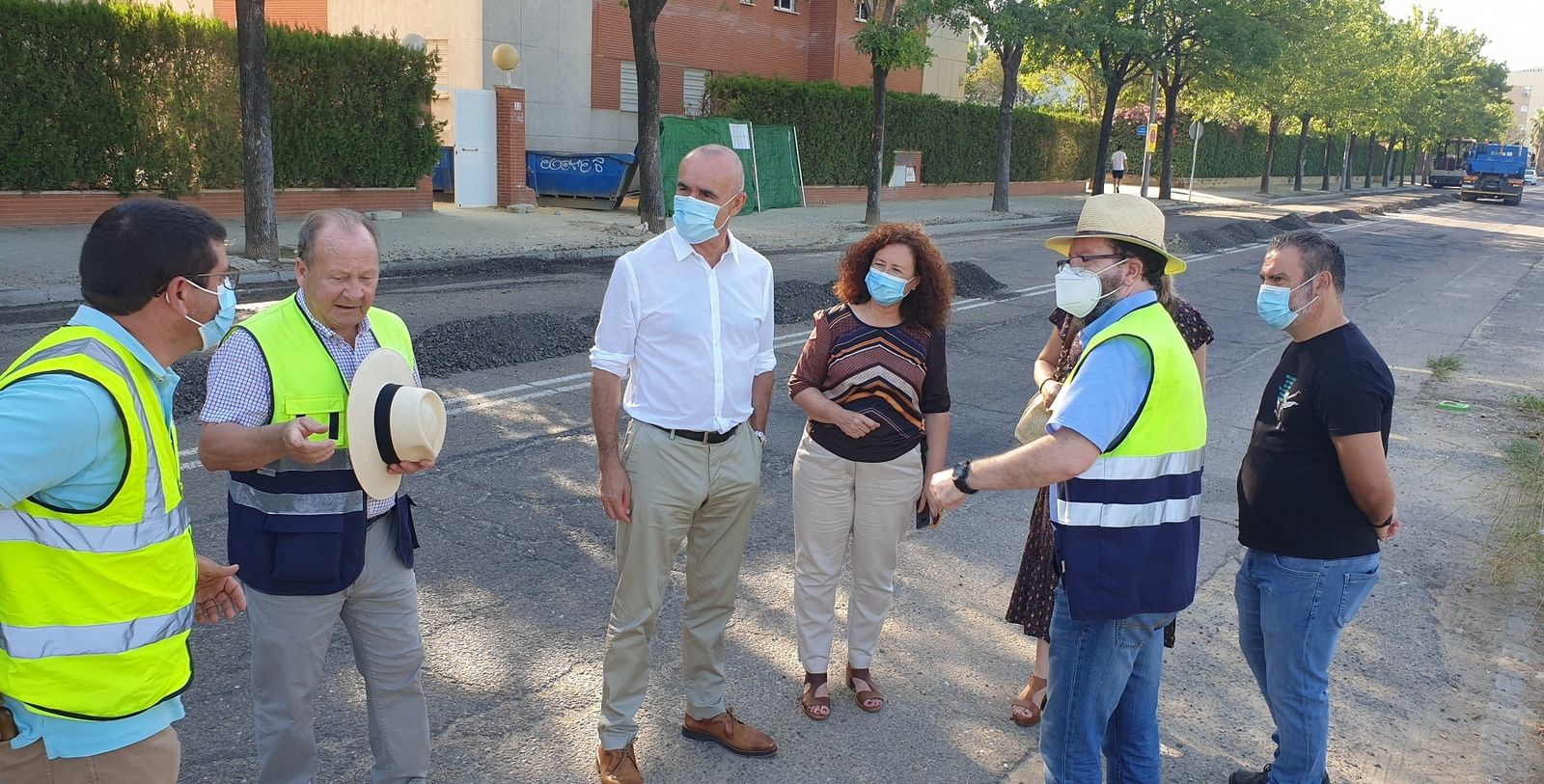 El Ayuntamiento ejecuta obras de repavimentación en la Avenida de Dinamarca de Los Bermejales