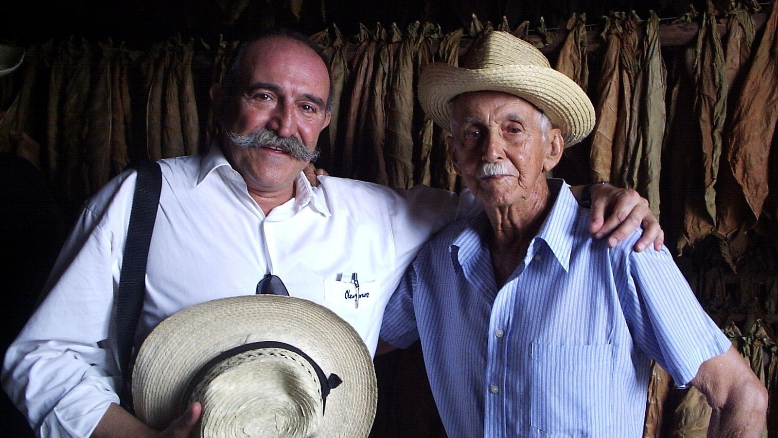 Jesús Melgar y José Piñera, tabaquero, en Pinar del Río (Cuba) en 2010.