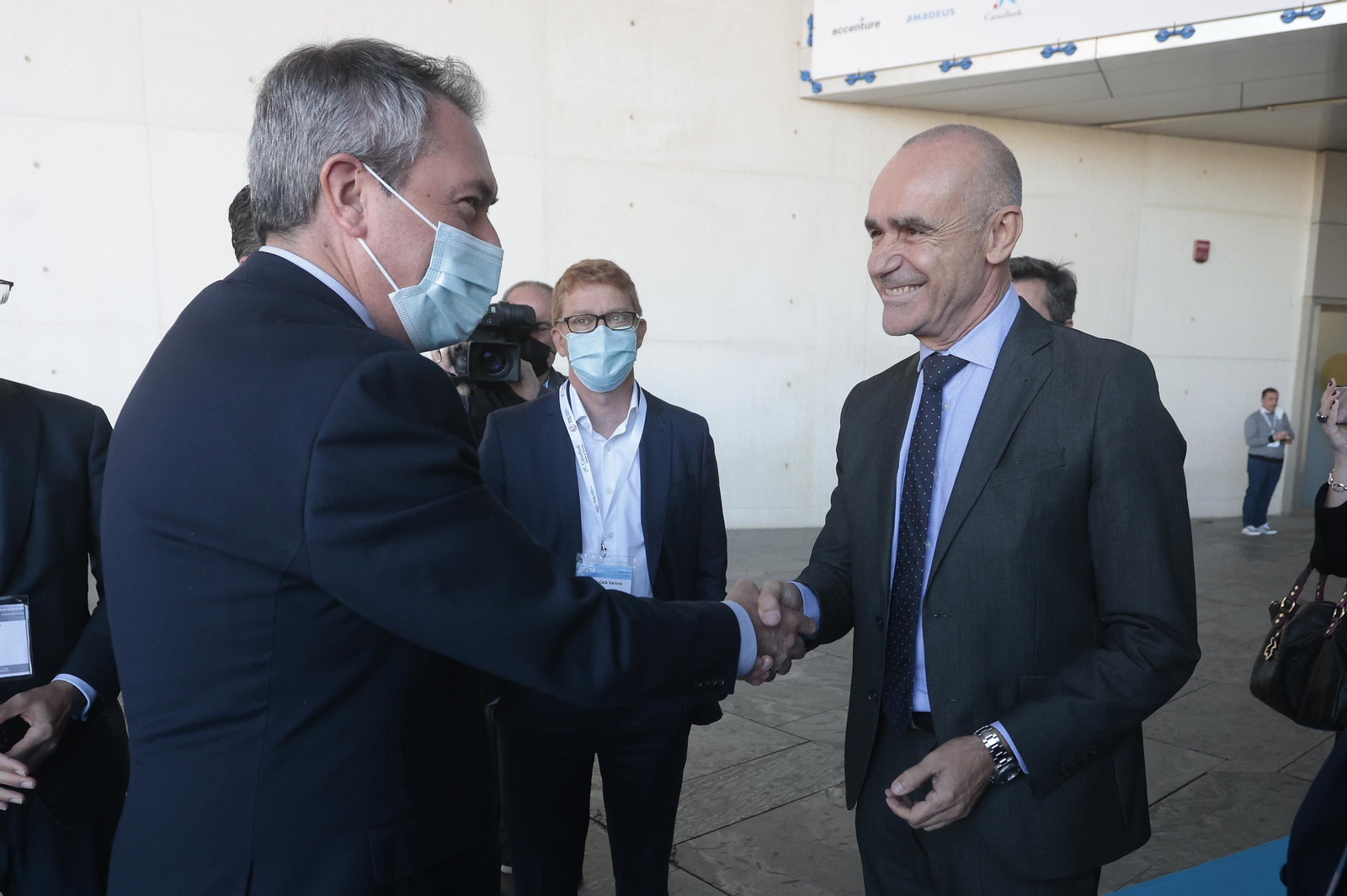 El alcalde saluda a Antonio Muñoz en Fibes, antes de la inauguración del Tourism Innovation Summit.