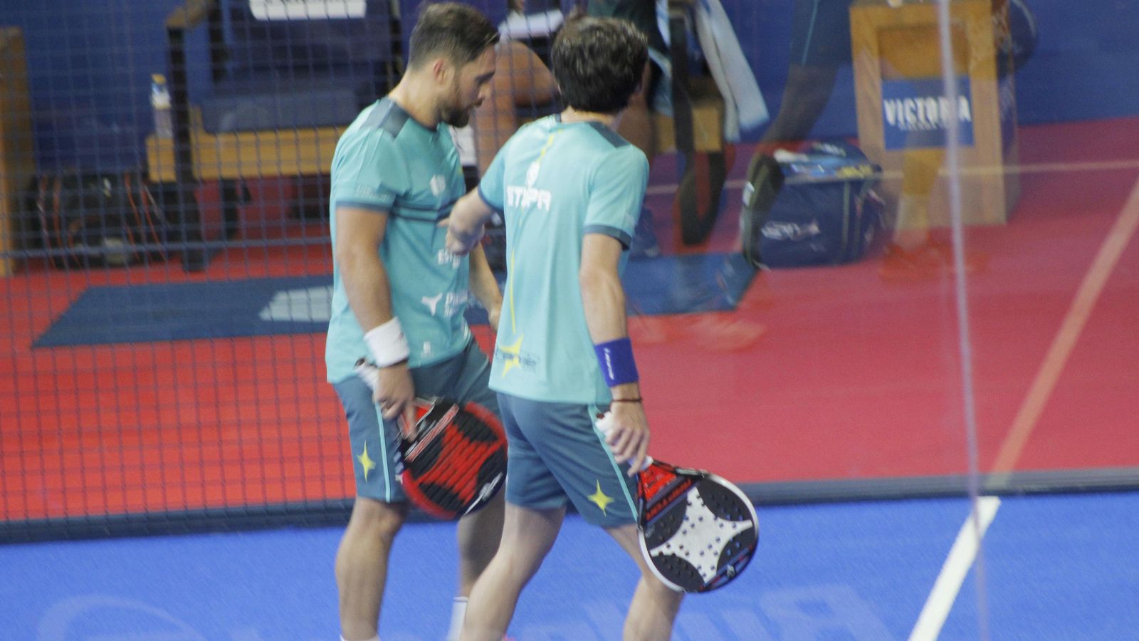 Mati Díaz y Franco Stupaczuk charlan sobre la pista tras una jugada.