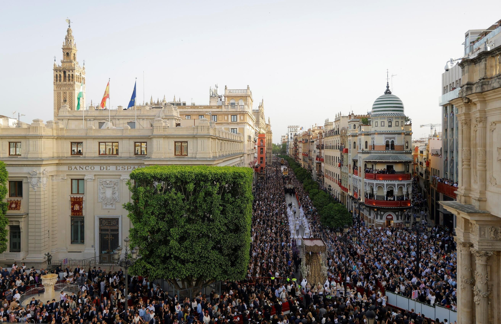 La procesión del Santo Entierro Grande del pasado año adentrándose en la Avenida de la Constitución.