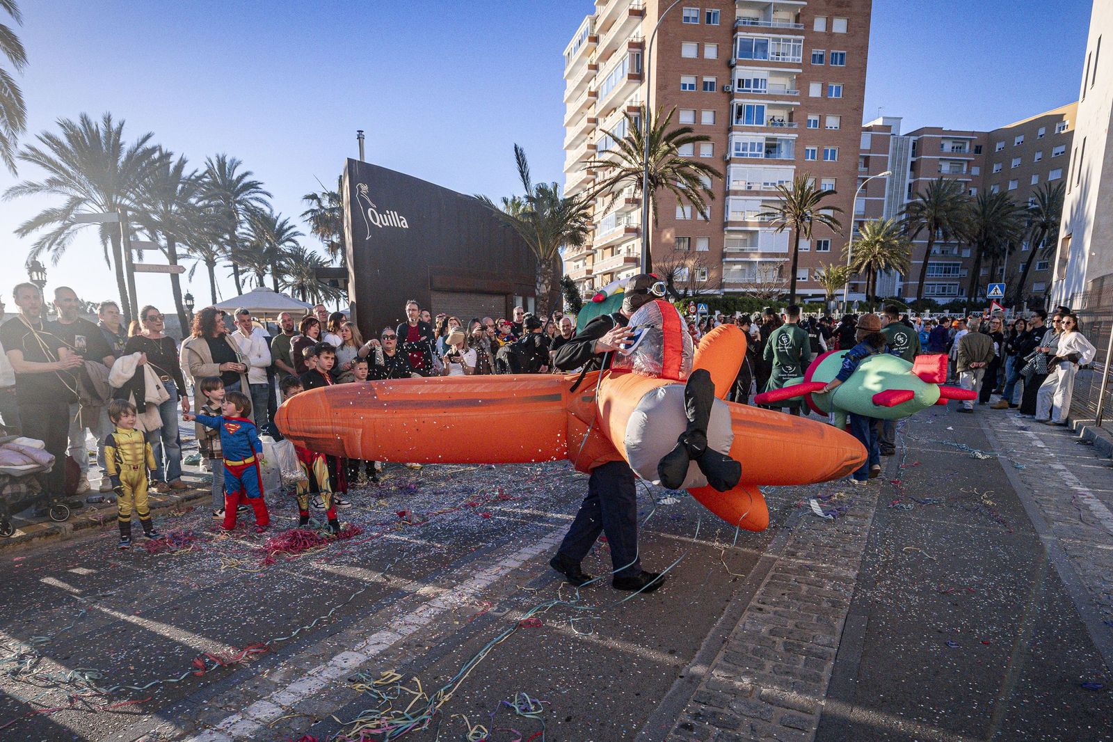 Las mejores imágenes de la Cabalgata del Humor del Carnaval de Cádiz 2026