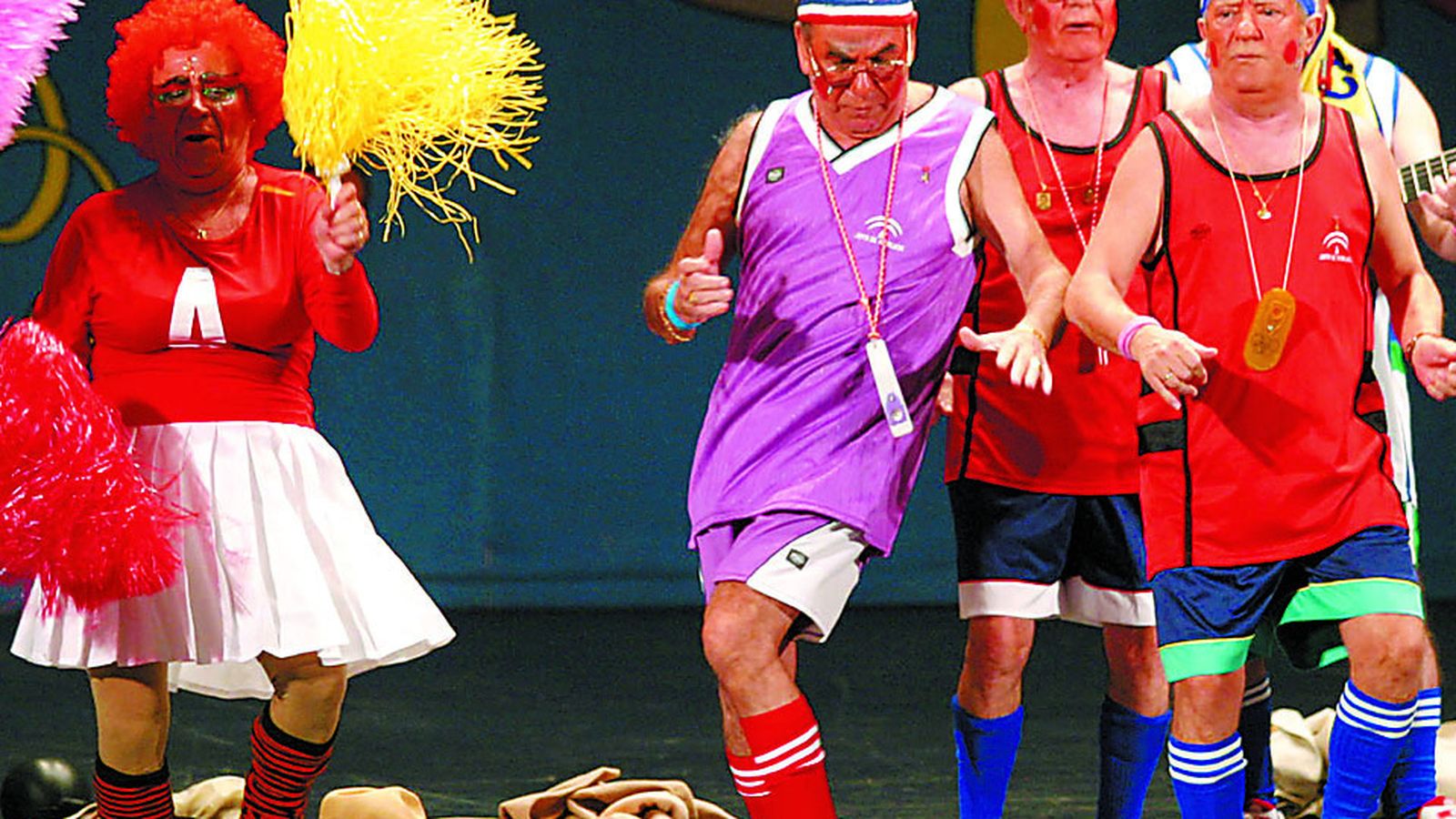 Juan Chaves, primero por la derecha, en 'Nunca es tarde si la dicha es buena'.