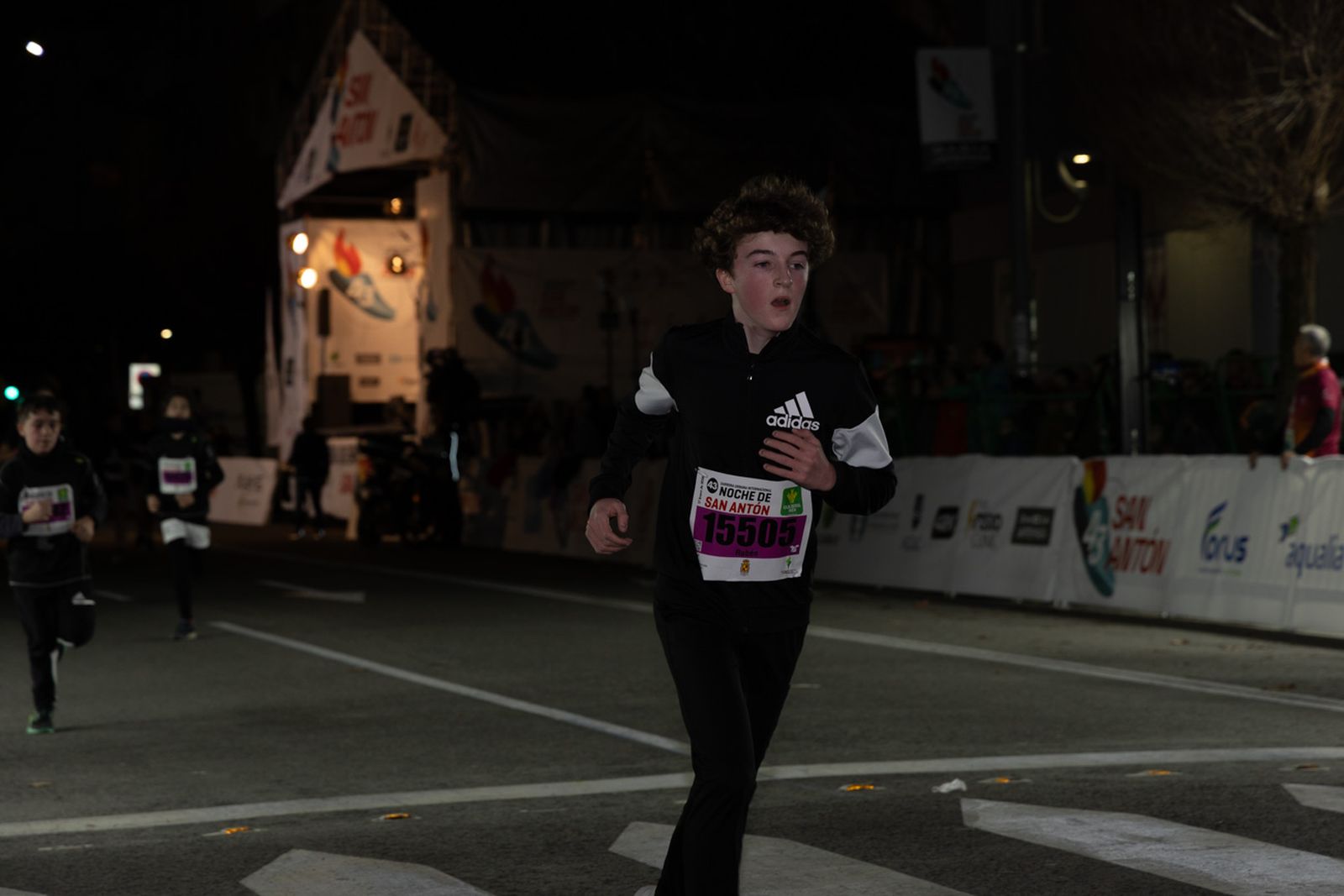 En imágenes: 2.000 atletas brillan con luz propia en la infantil de la Carrera de San Antón 2026