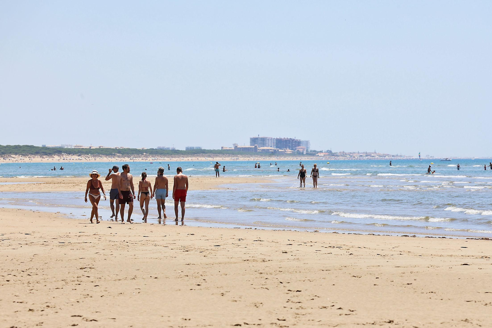 Ambiente en las playas de Huelva en la mañana de domingo