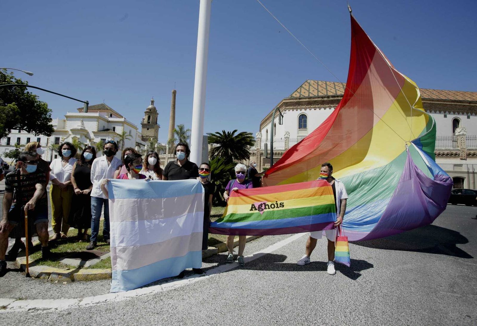 Momento del inicio del izado de la bandera arcoíris en la plaza de Sevilla.