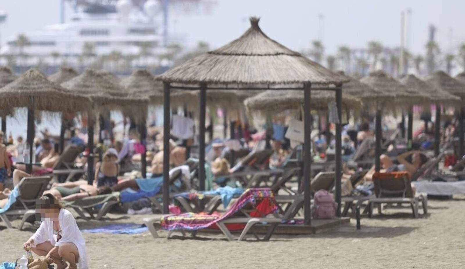 La playa de la Malagueta, en Málaga capital, a rebosar en abril.