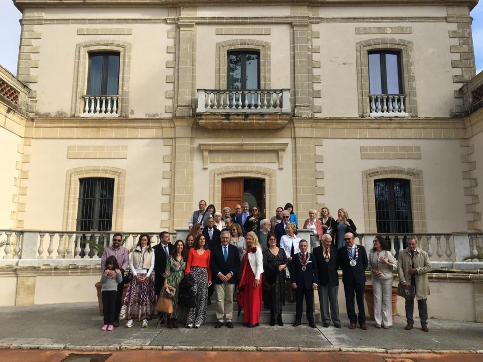 El delegado de cultura Paco Camas, junto a miembros de la organización Skal. El delegado de cultura Paco Camas, junto a miembros de la organización Skal.