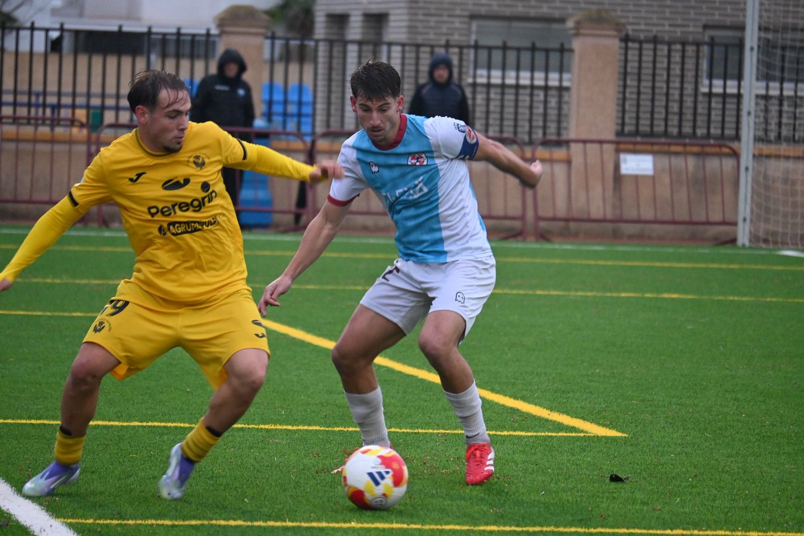 Raúl Morales intenta avanzar con el balón ante la presión rival durante un partido de la presente temporada.