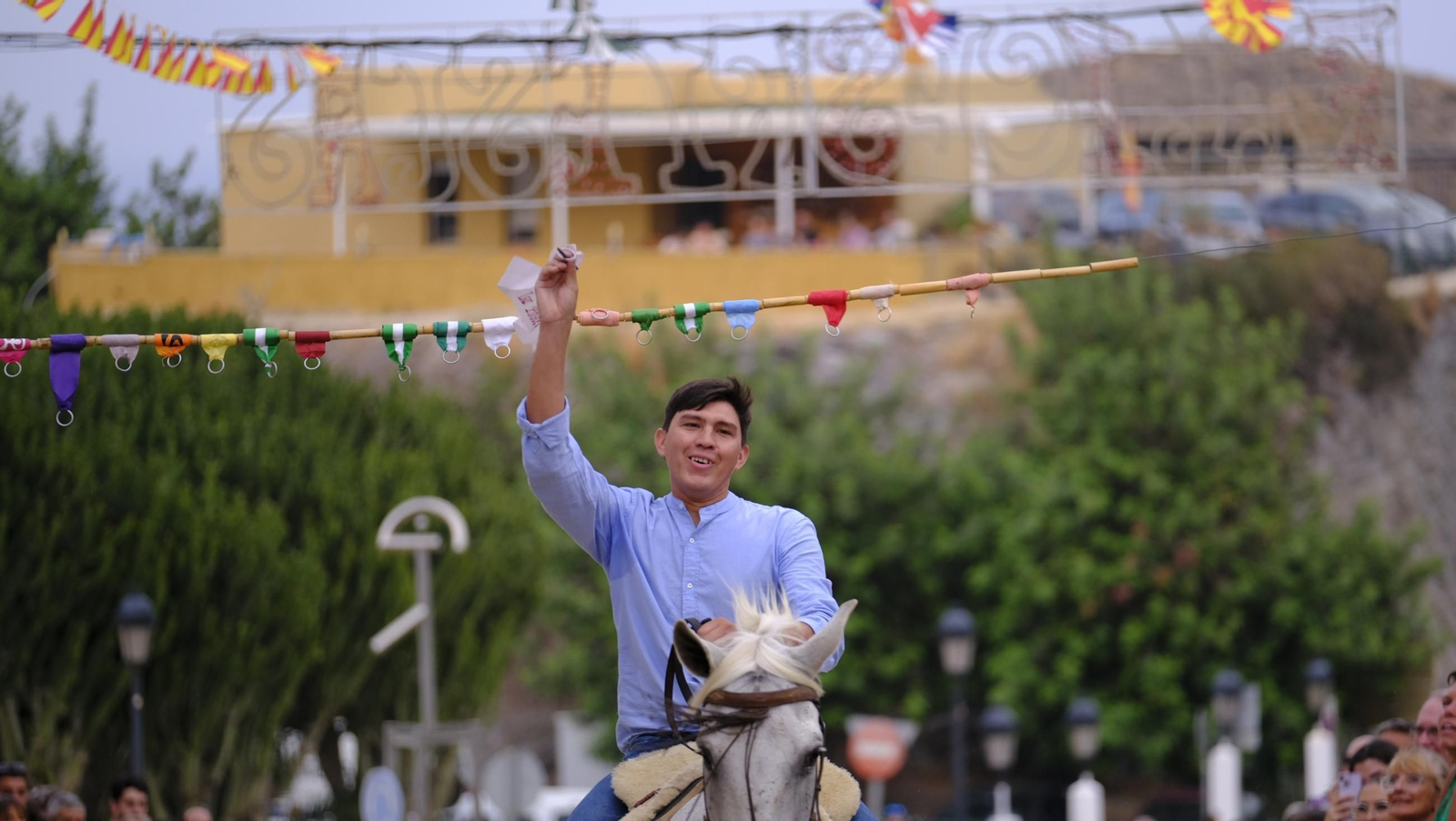 La popular carrera de cintas a caballo de las Fiestas de Mojácar, en imágenes