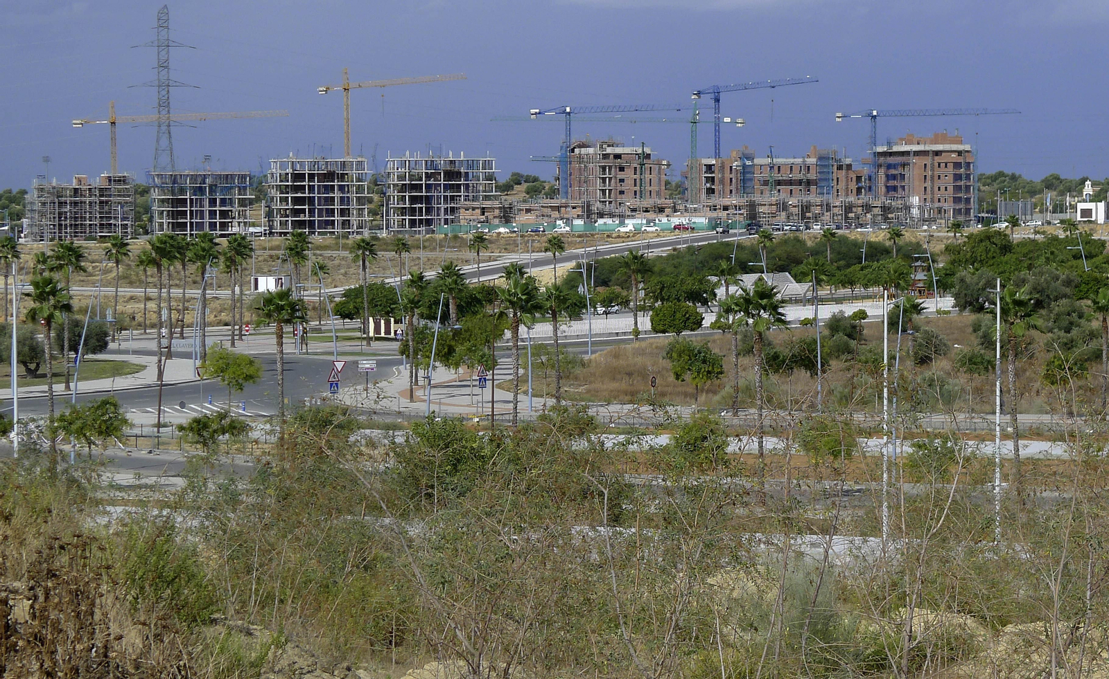 Varios bloques de viviendas en construcción en Entrenúcleos,  donde hay en venta más de 20 promociones.