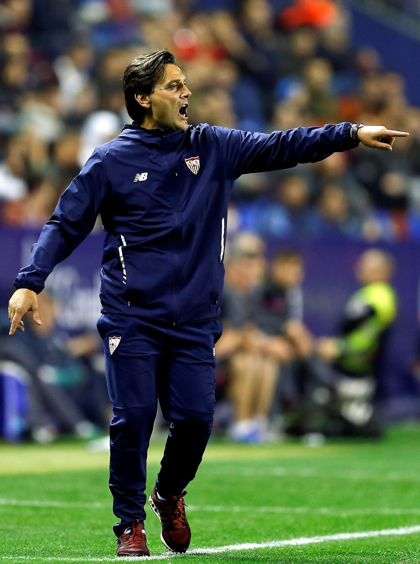 Montella da instrucciones a sus jugadores en el Ciutat de Valencia.