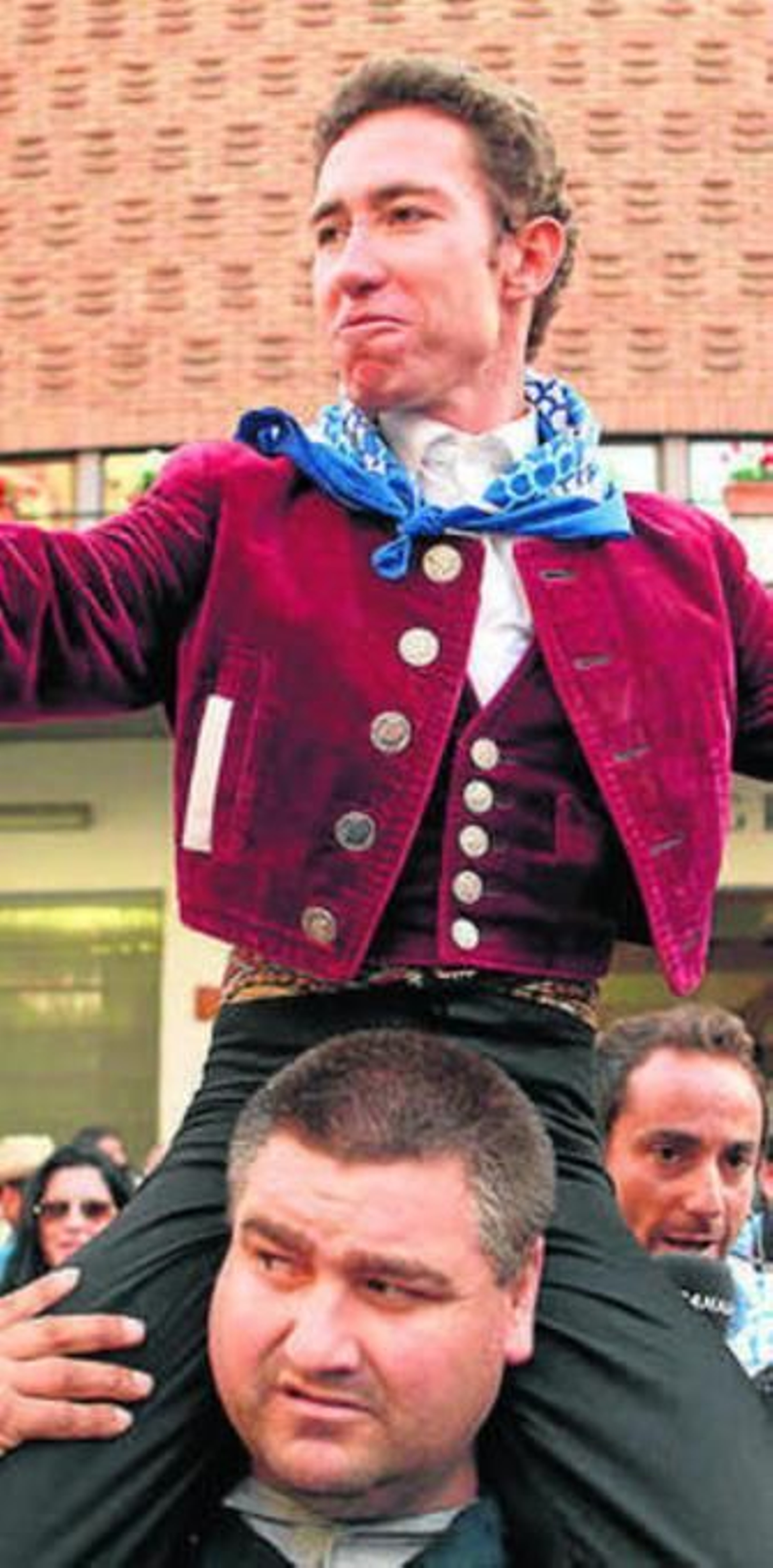 Leonardo Hernández, a hombros.